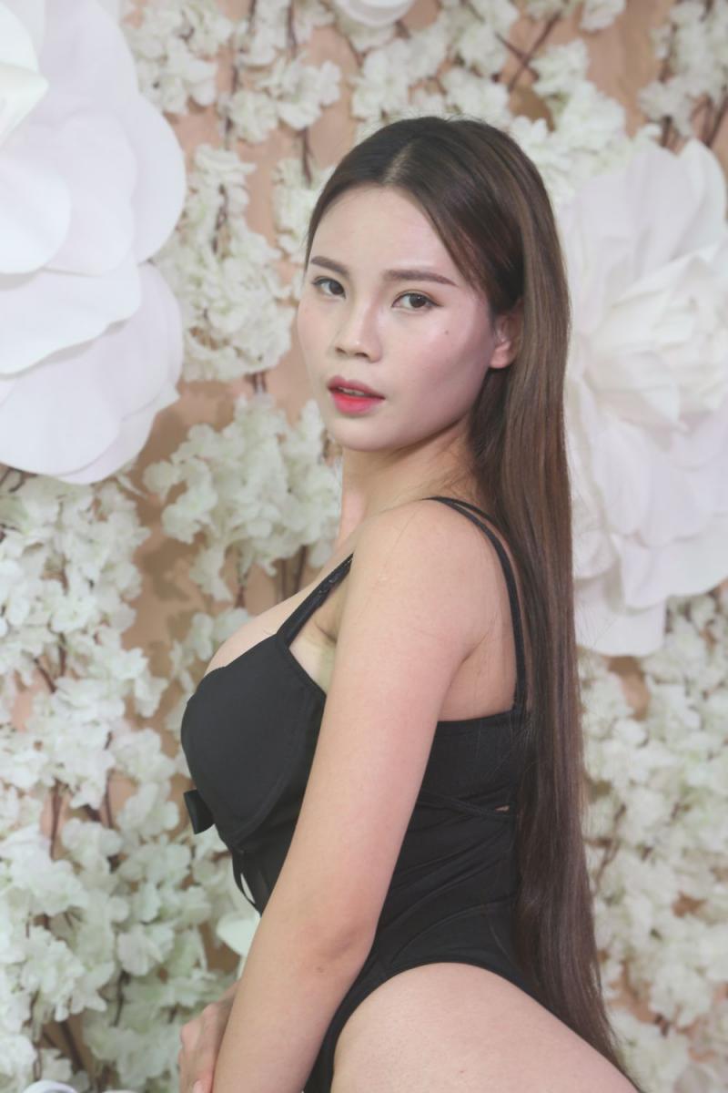 看上去就相当的骚 让人想操
