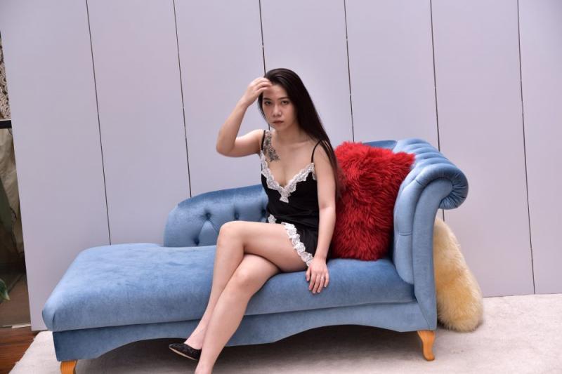 漏奶的少妇感觉很好