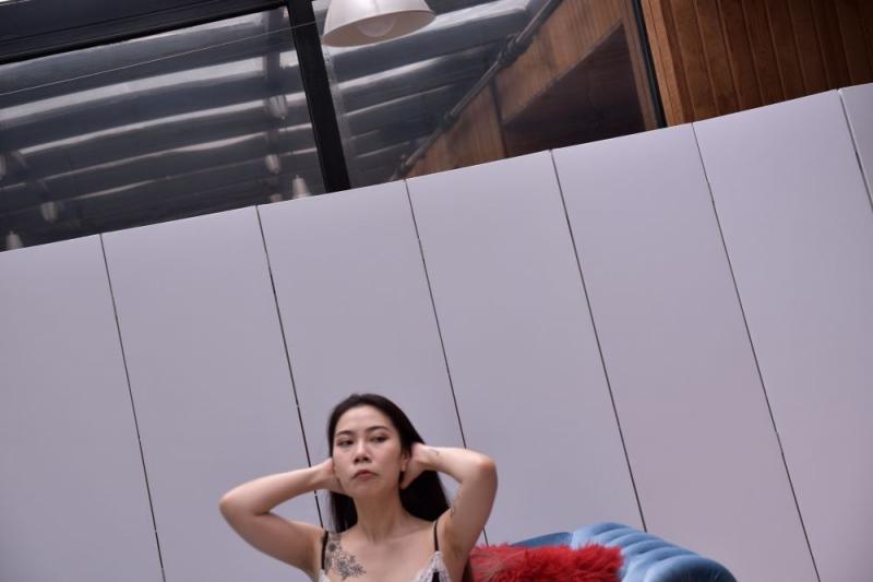 漏奶的少妇感觉很好