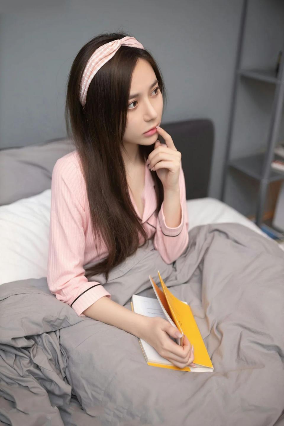 鱼子酱 fish 出租房jk制服玉足粉睡衣主题