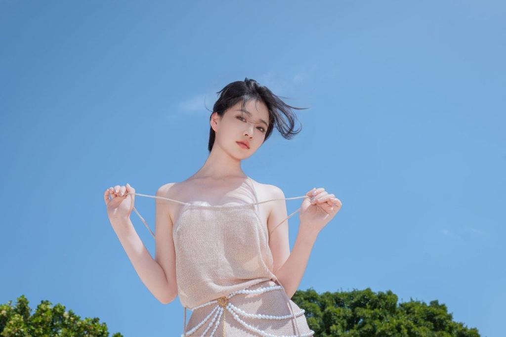 缪斯，肉色针织露背长裙