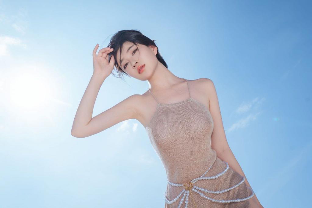 缪斯，肉色针织露背长裙