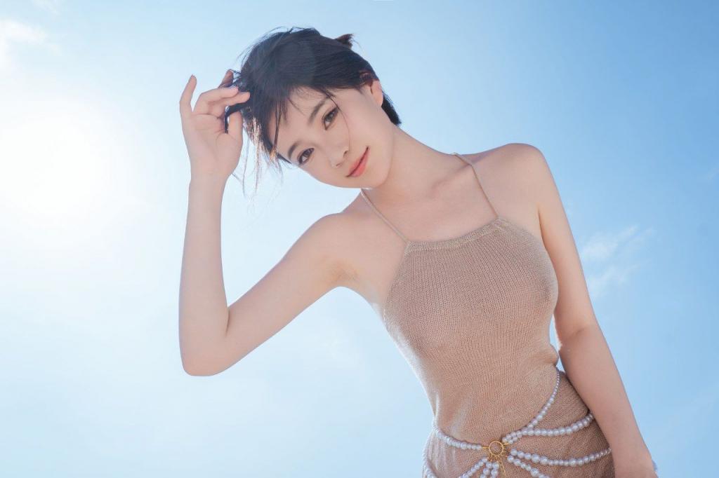 缪斯，肉色针织露背长裙