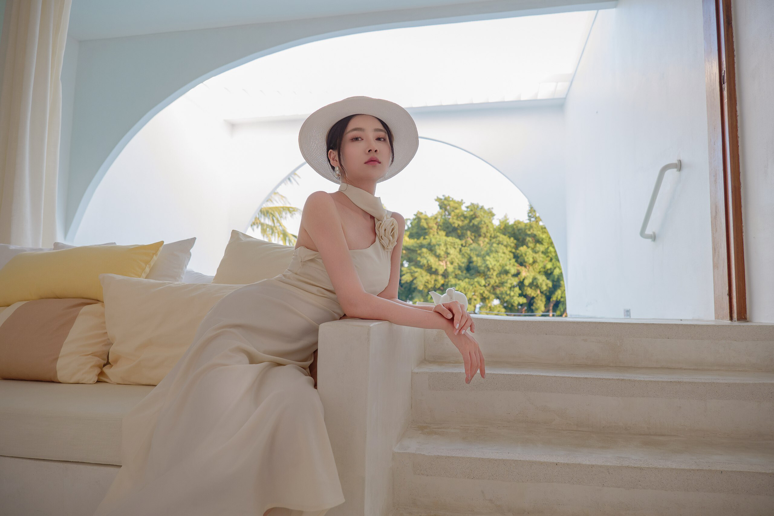 情迷法兰西，杏色挂脖缎面长裙