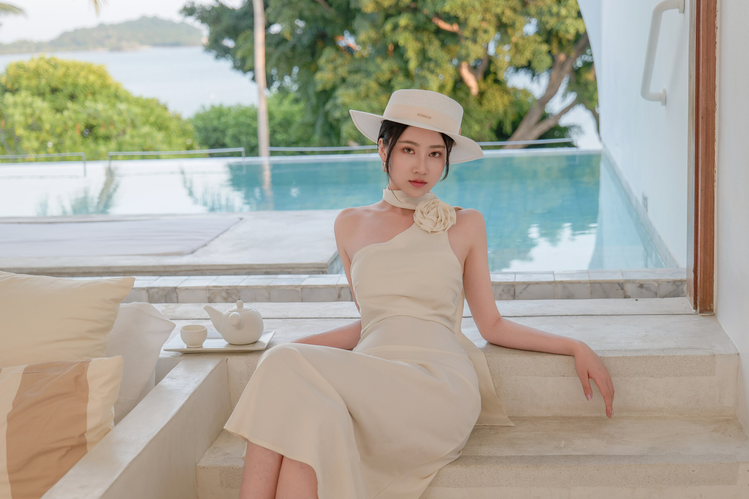 情迷法兰西，杏色挂脖缎面长裙