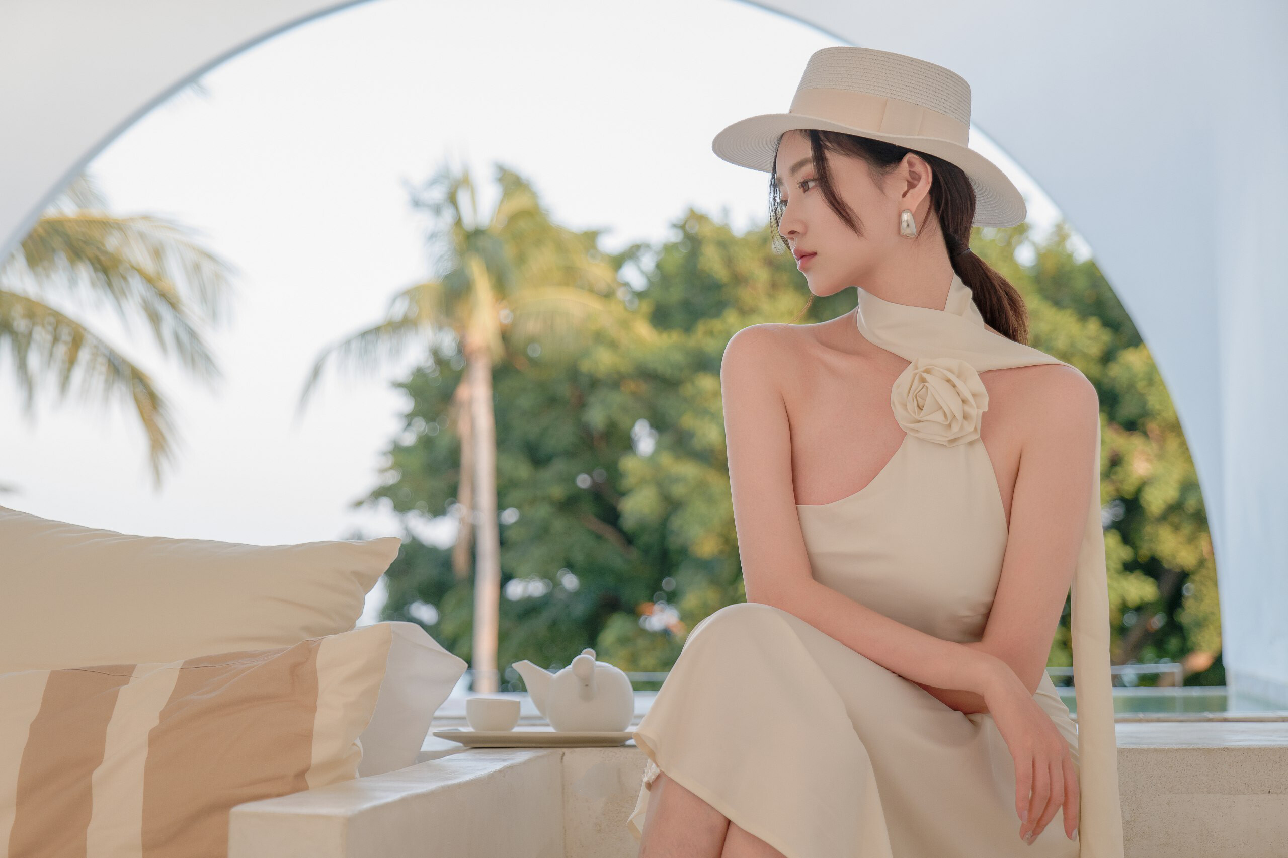 情迷法兰西，杏色挂脖缎面长裙