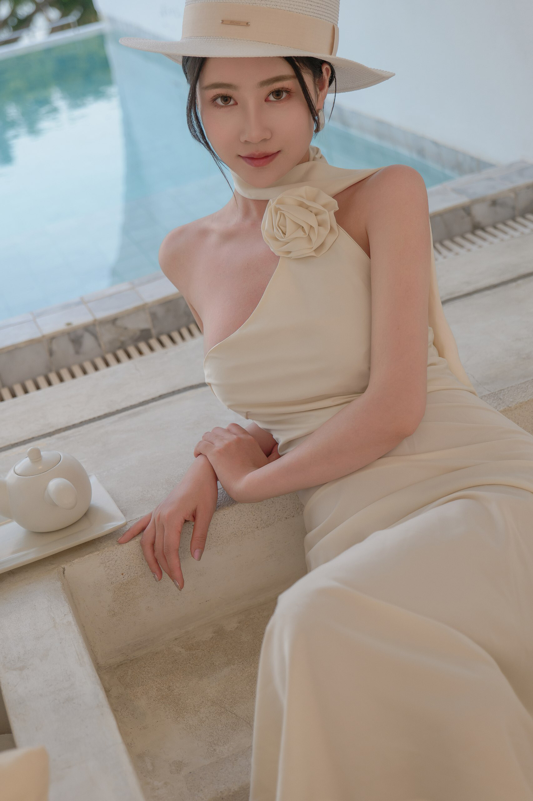 情迷法兰西，杏色挂脖缎面长裙
