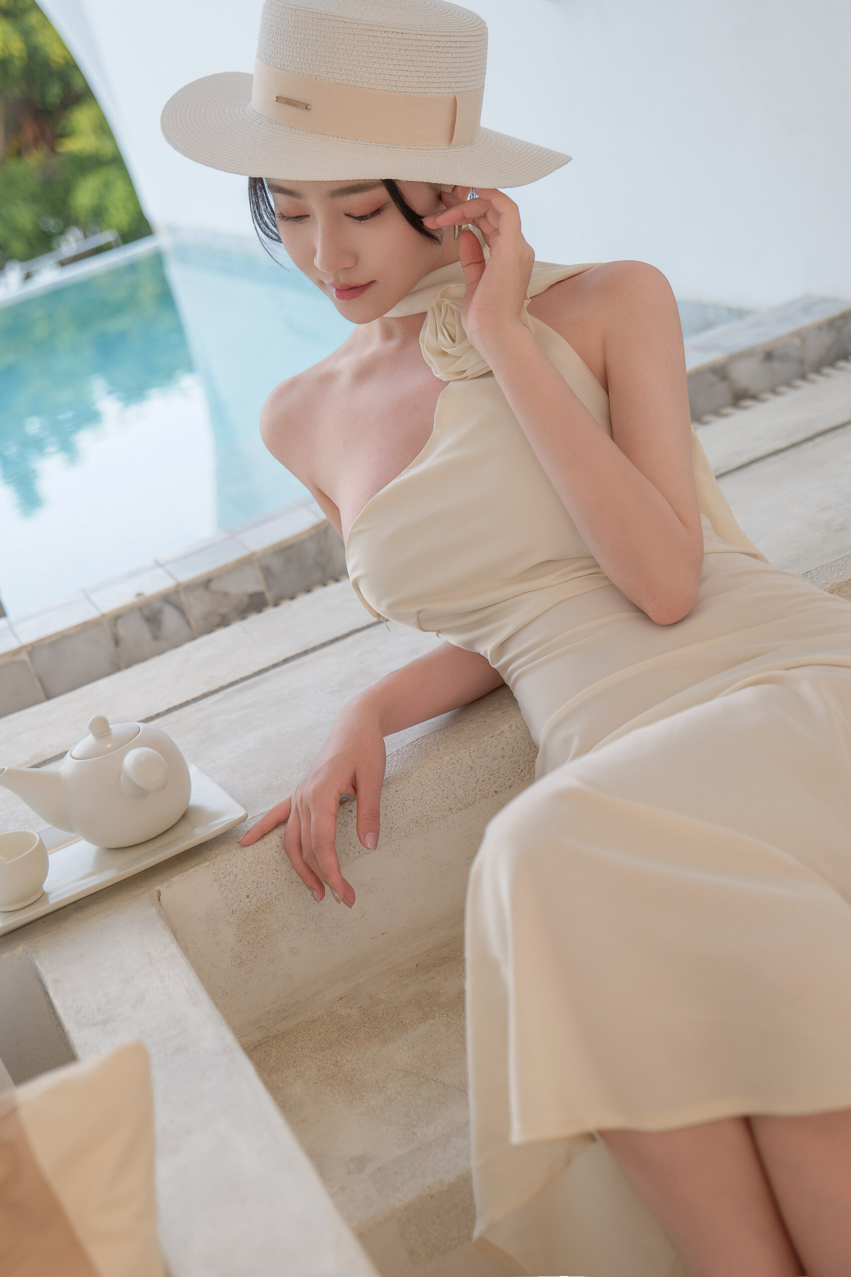 情迷法兰西，杏色挂脖缎面长裙