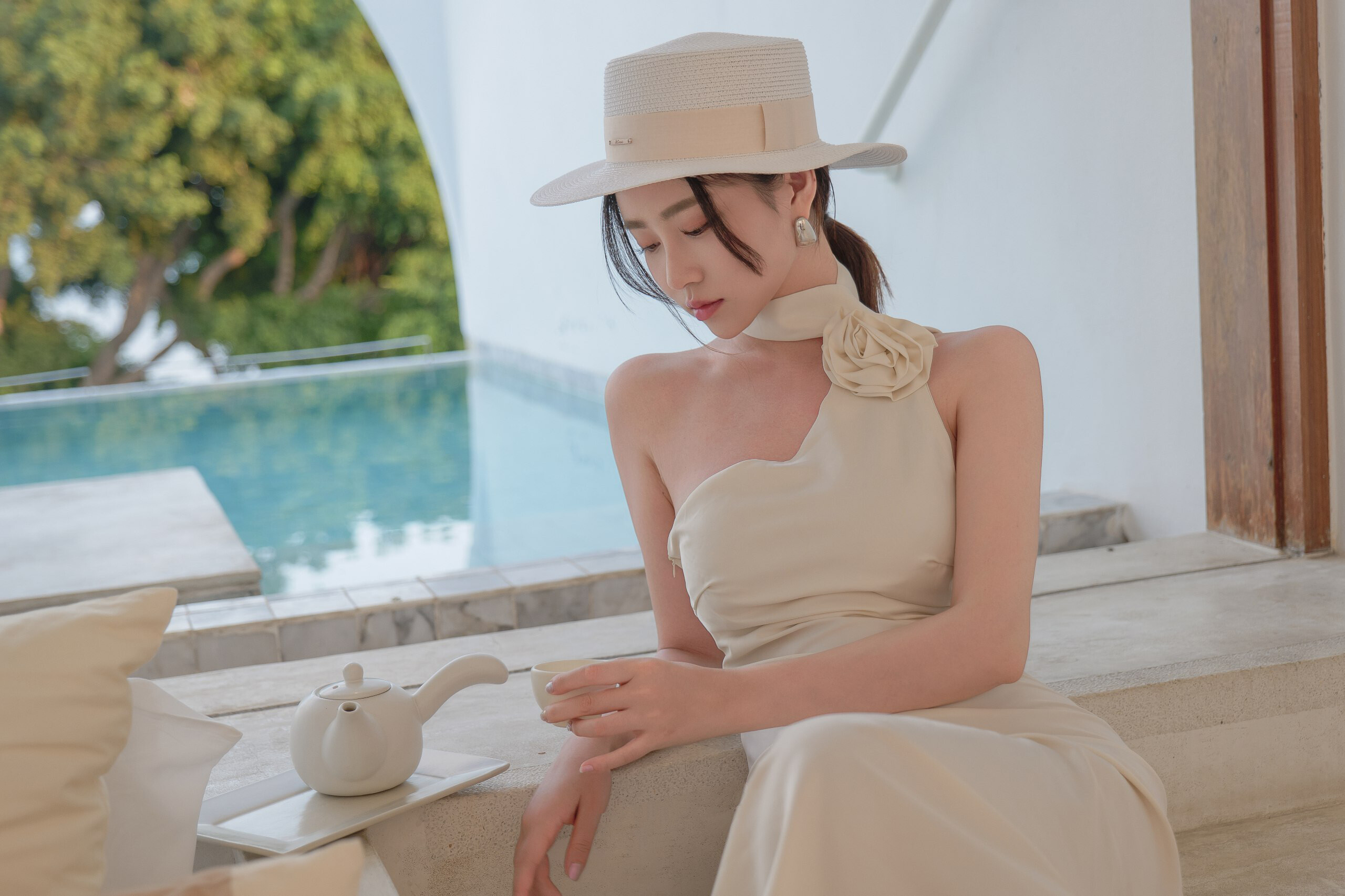 情迷法兰西，杏色挂脖缎面长裙