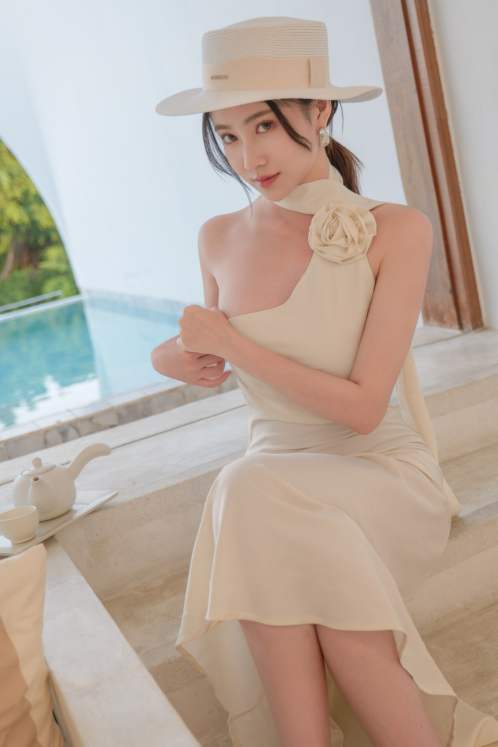 情迷法兰西，杏色挂脖缎面长裙