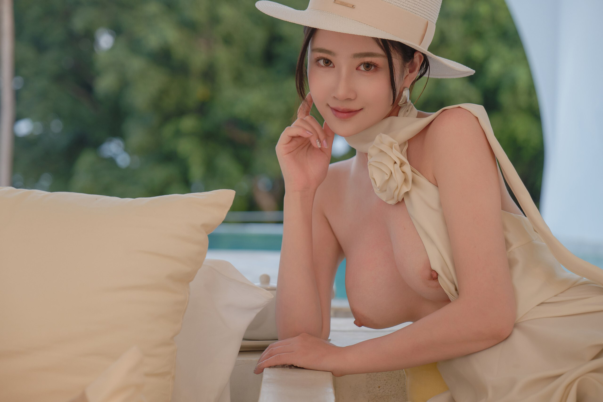 情迷法兰西，杏色挂脖缎面长裙