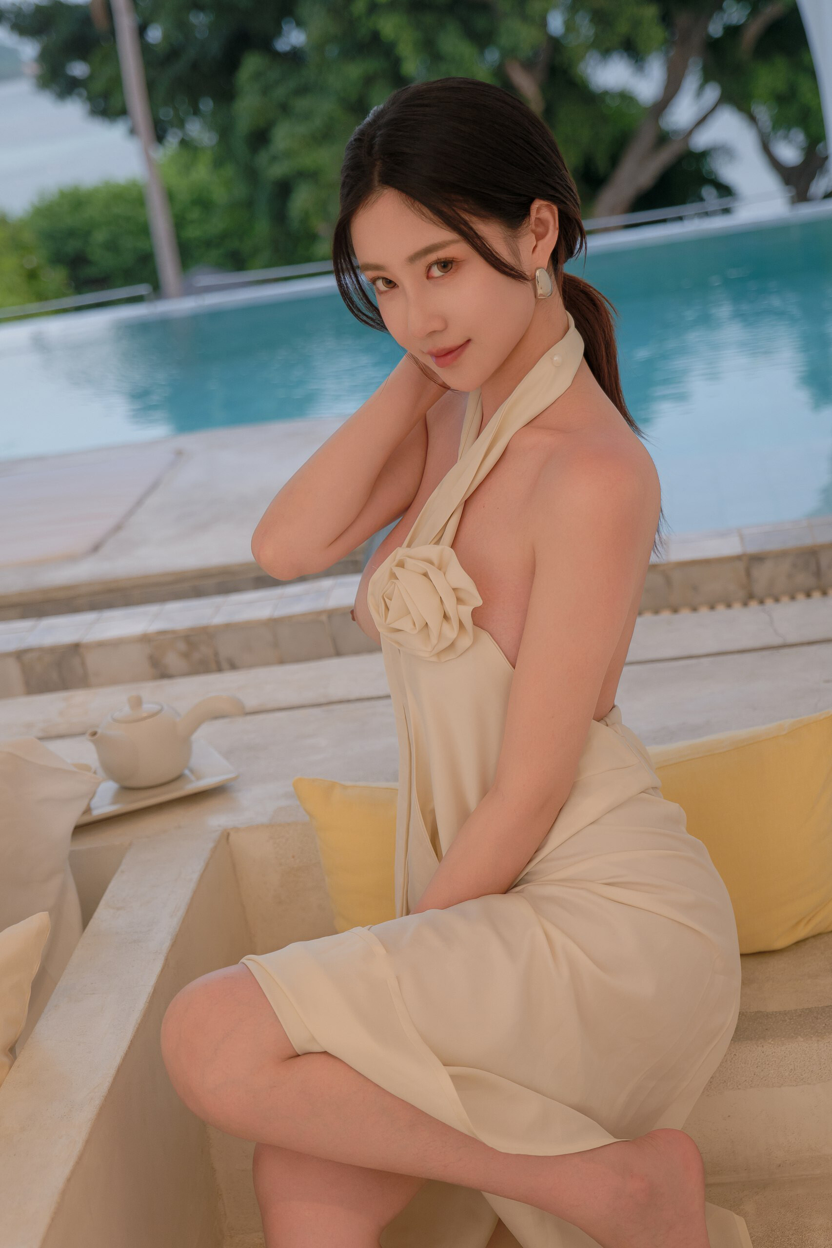 情迷法兰西，杏色挂脖缎面长裙
