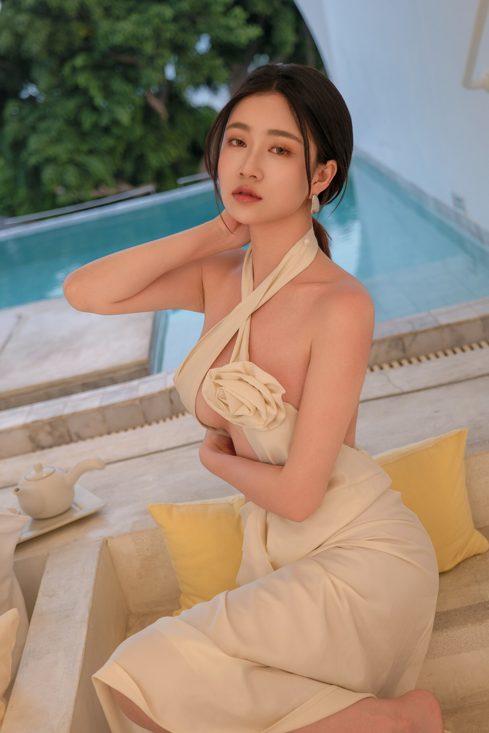 情迷法兰西，杏色挂脖缎面长裙