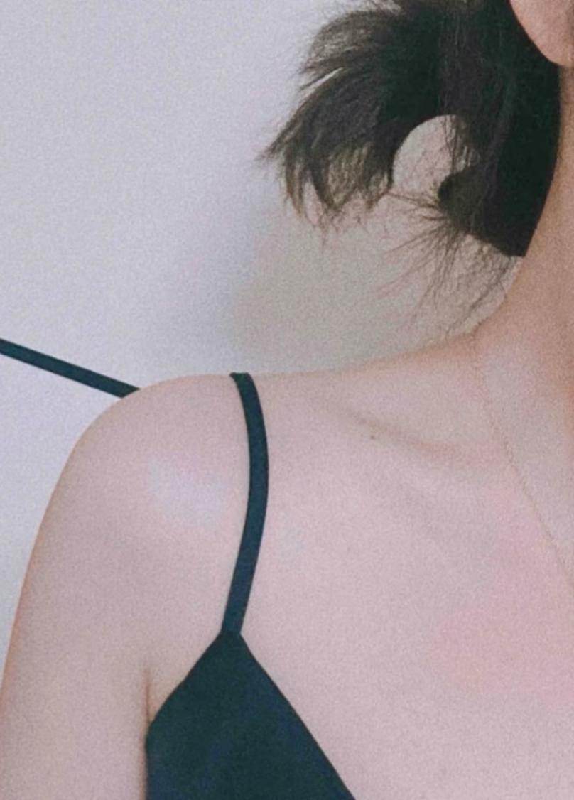 哄到了一个大学小妹妹的私照，好嫩啊！～