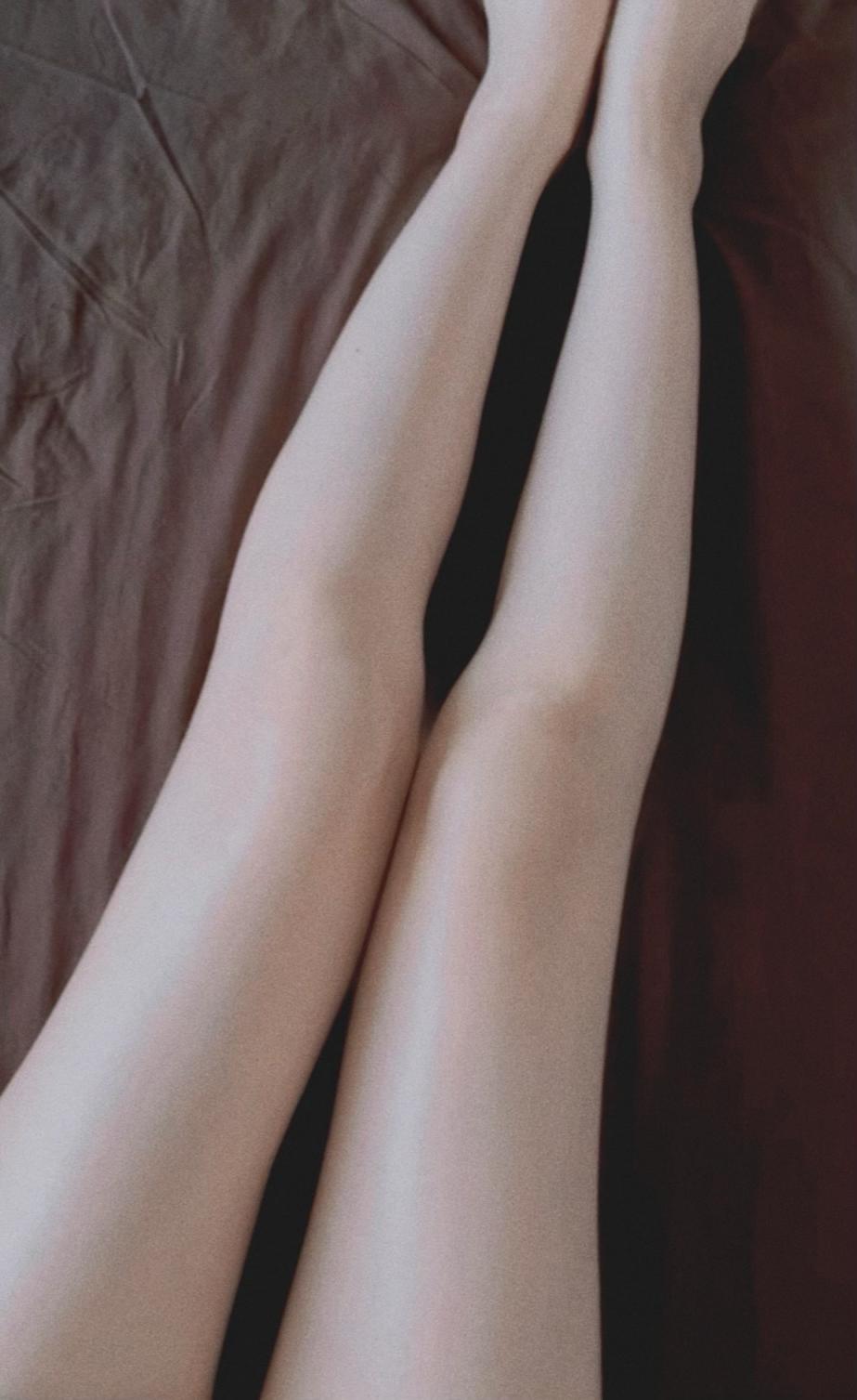 哄到了一个大学小妹妹的私照，好嫩啊！～