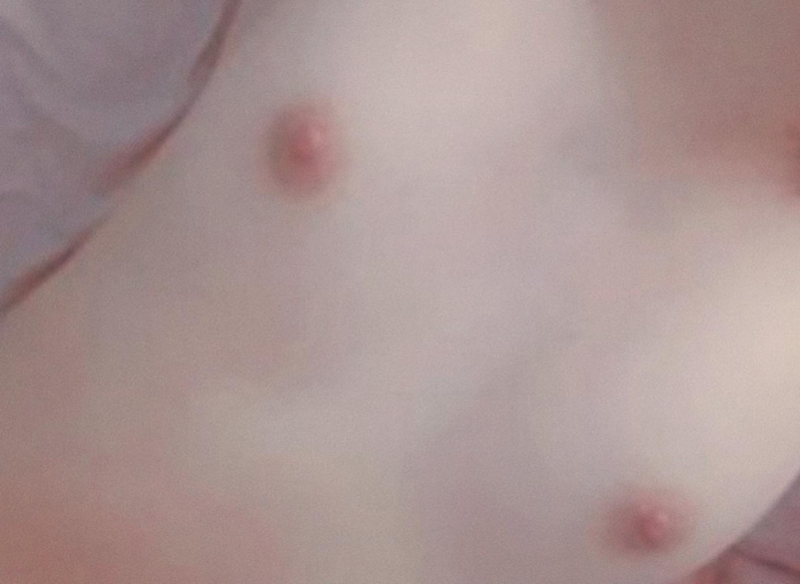 哄到了一个大学小妹妹的私照，好嫩啊！～