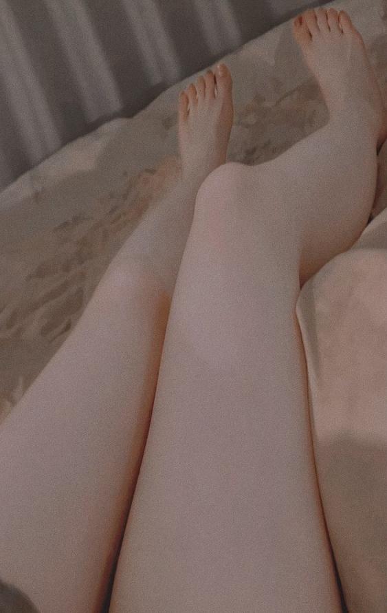 哄到了一个大学小妹妹的私照，好嫩啊！～