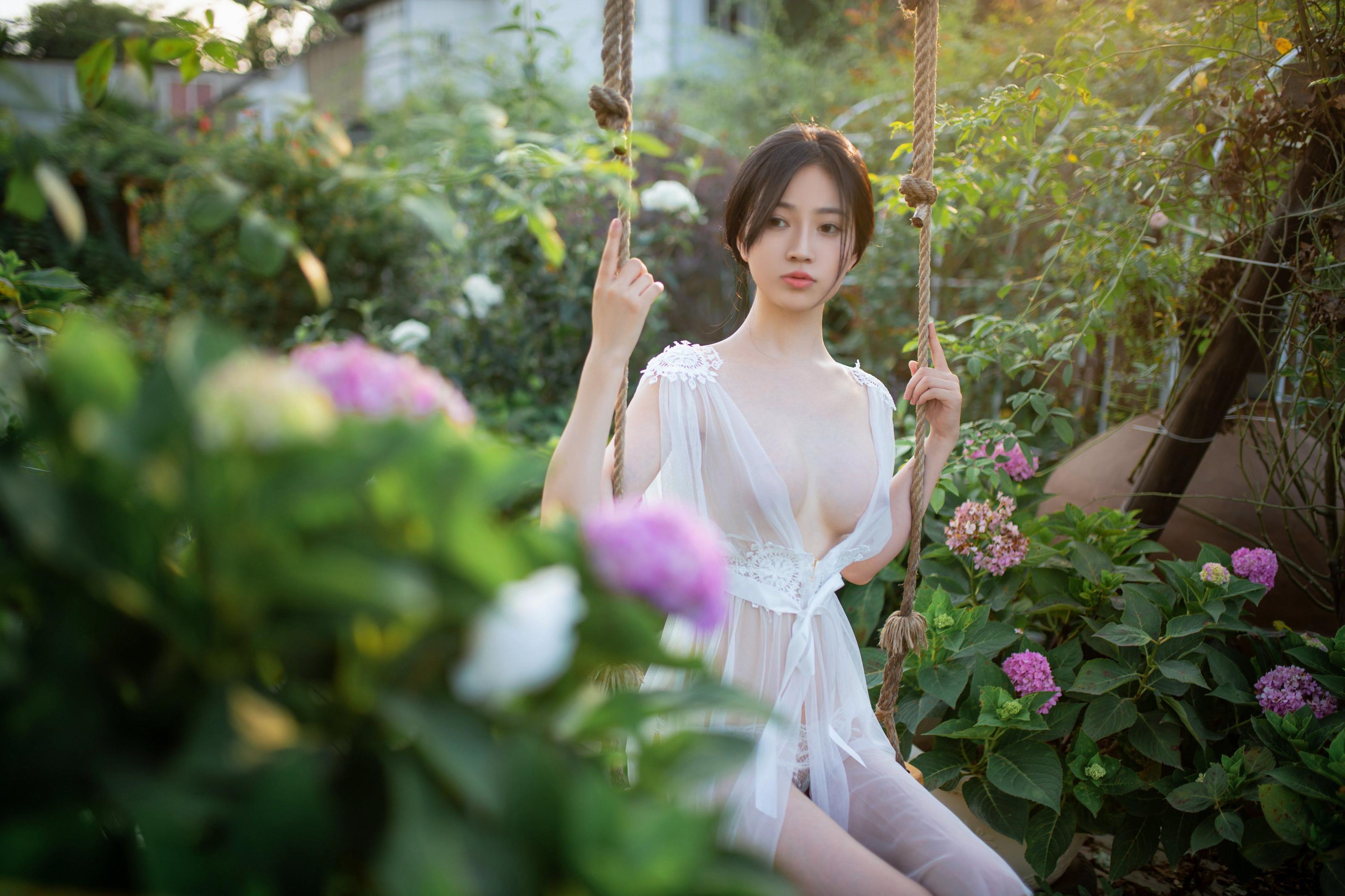 年年现代 - 神明之女，衣不蔽体薄纱长裙