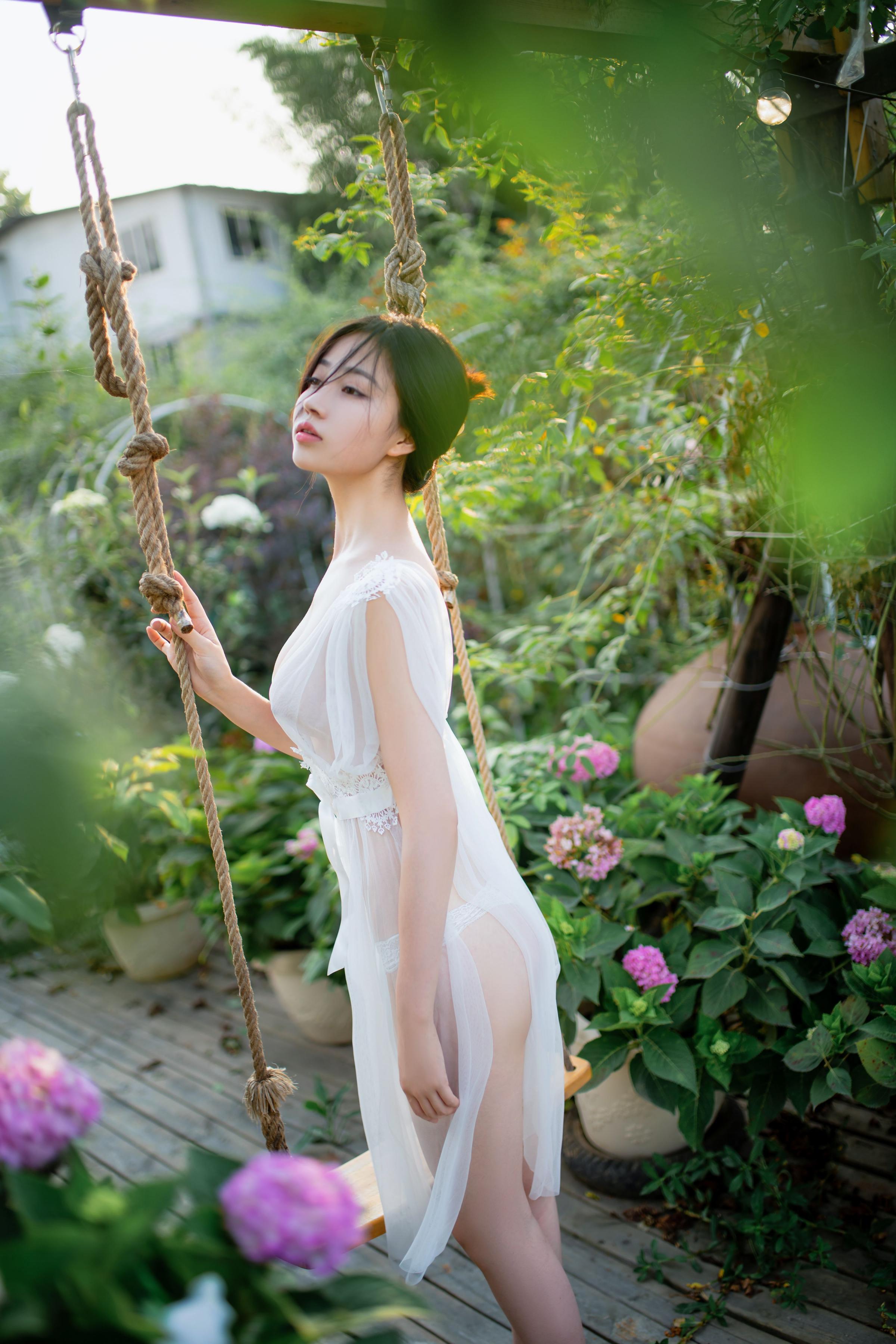 年年现代 - 神明之女，衣不蔽体薄纱长裙