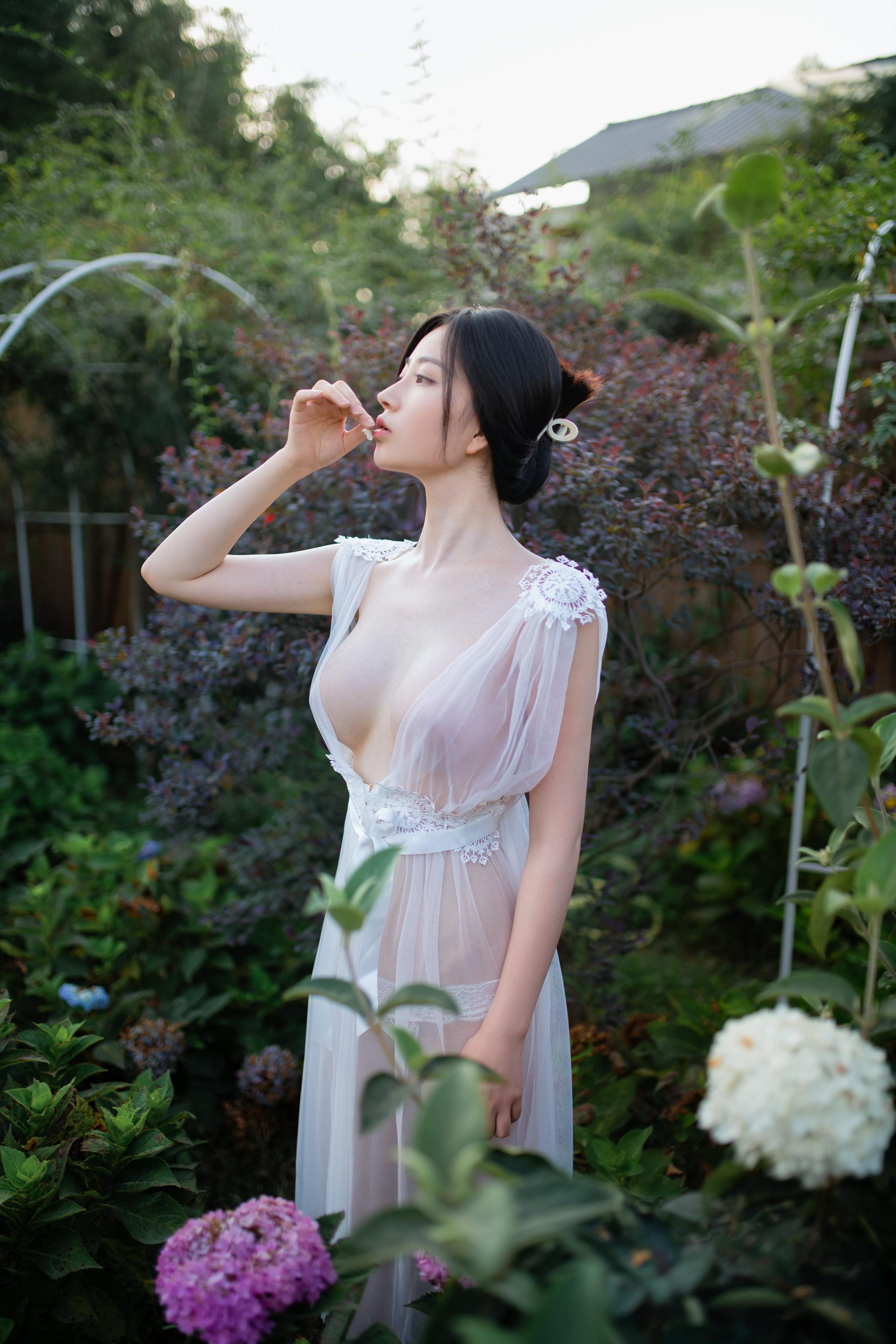 年年现代 - 神明之女，衣不蔽体薄纱长裙