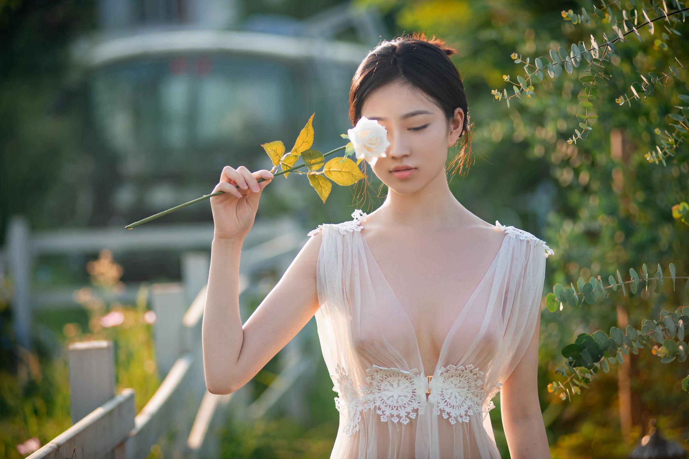 年年现代 - 神明之女，衣不蔽体薄纱长裙