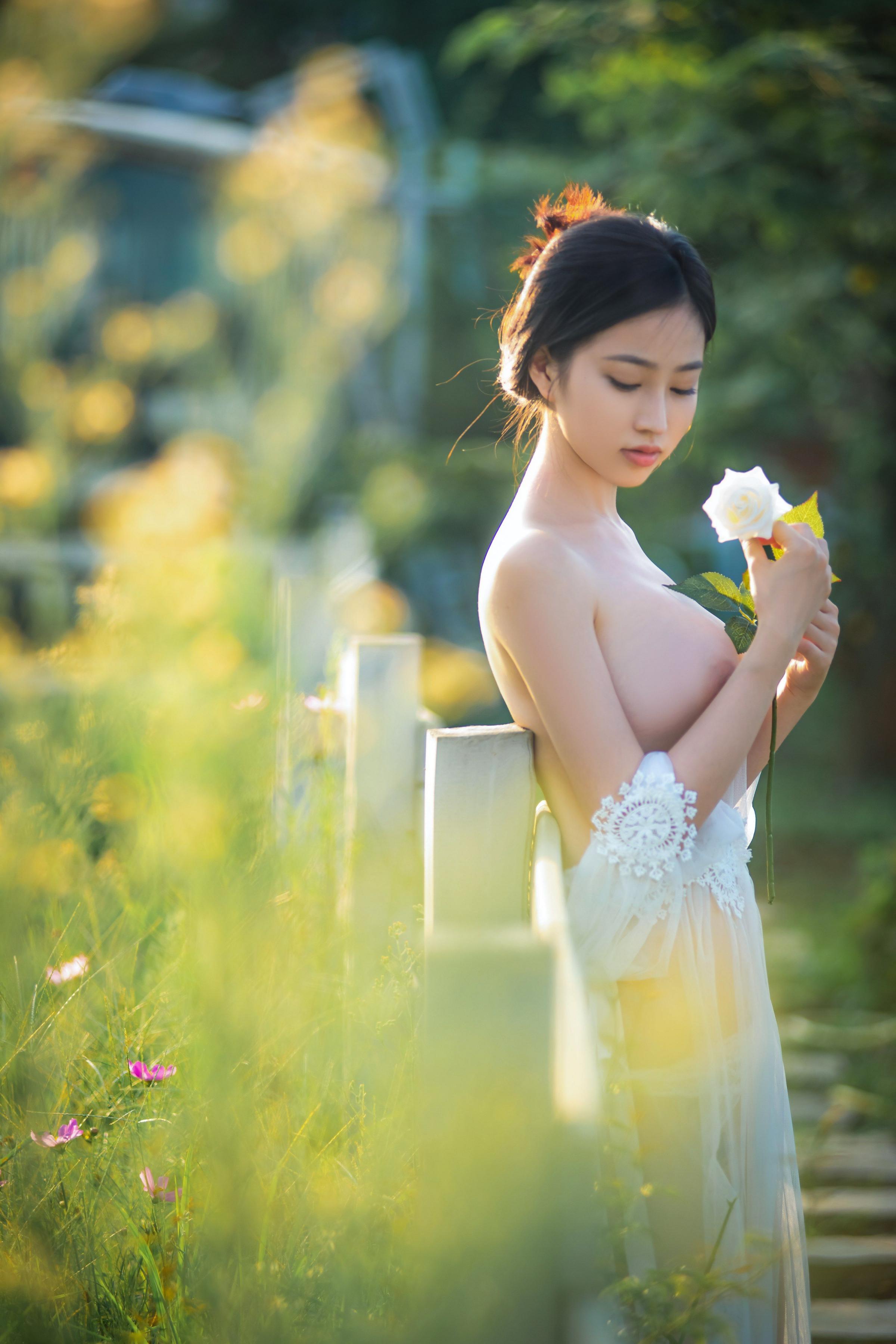 年年现代 - 神明之女，衣不蔽体薄纱长裙