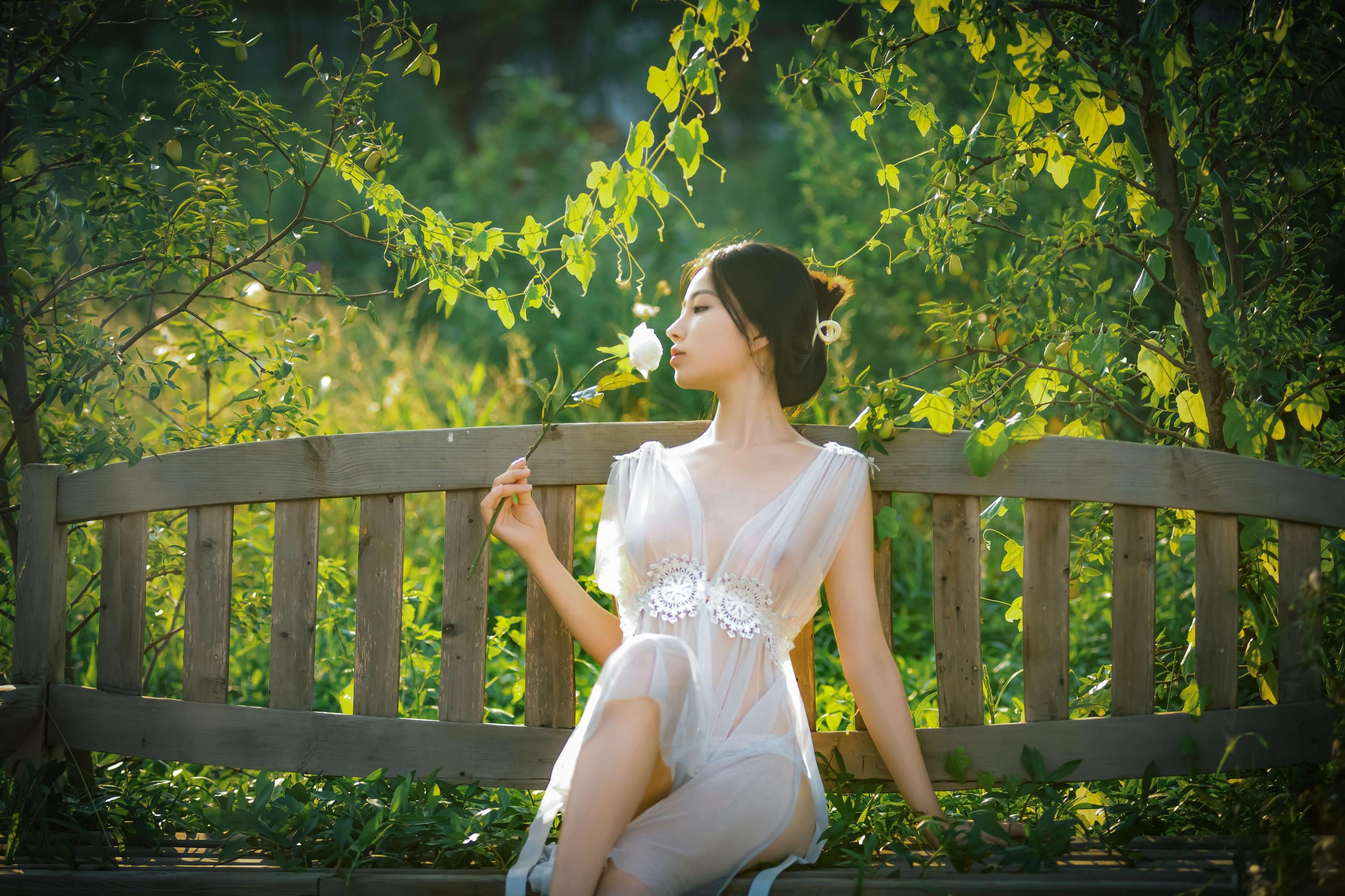 年年现代 - 神明之女，衣不蔽体薄纱长裙