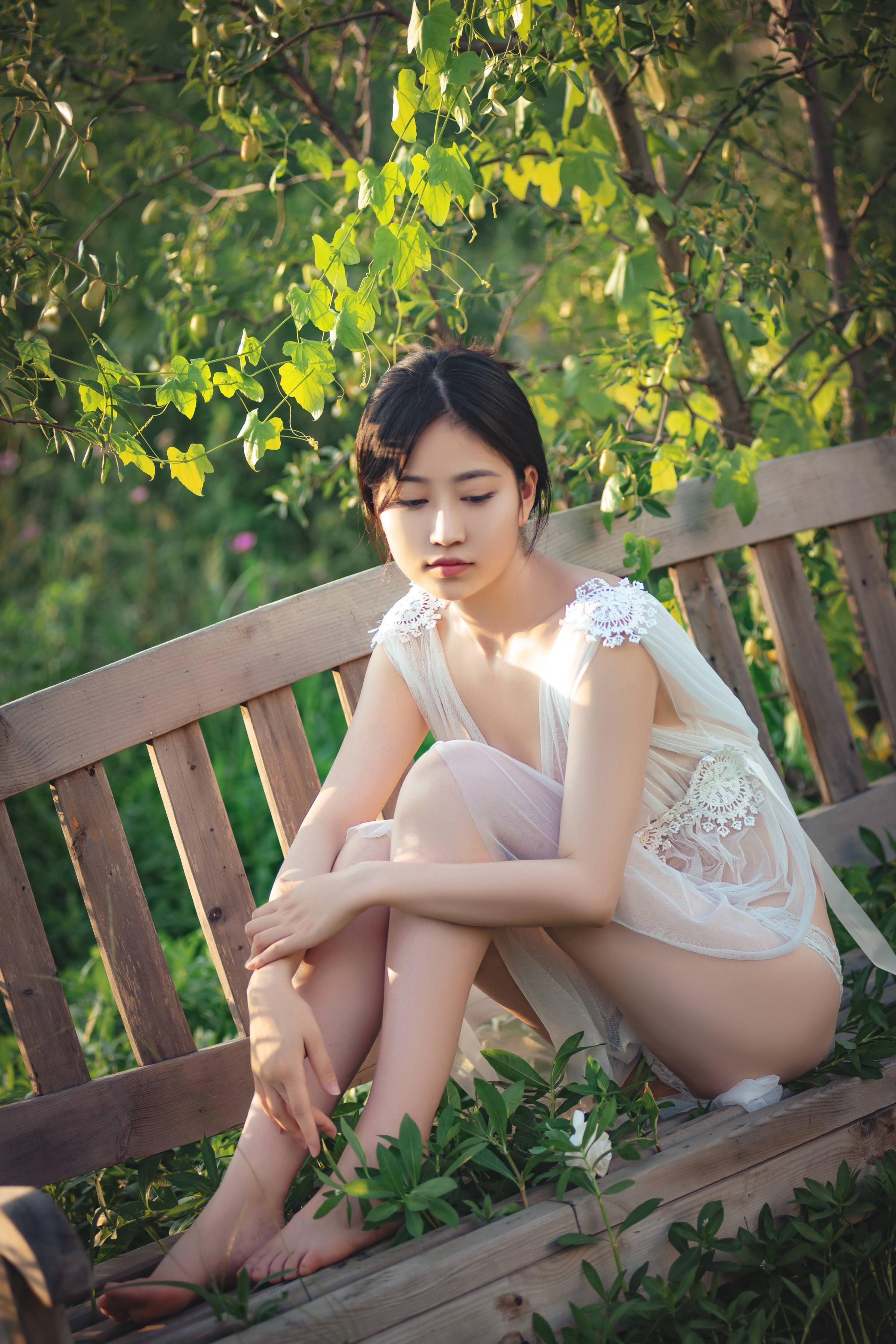 年年现代 - 神明之女，衣不蔽体薄纱长裙