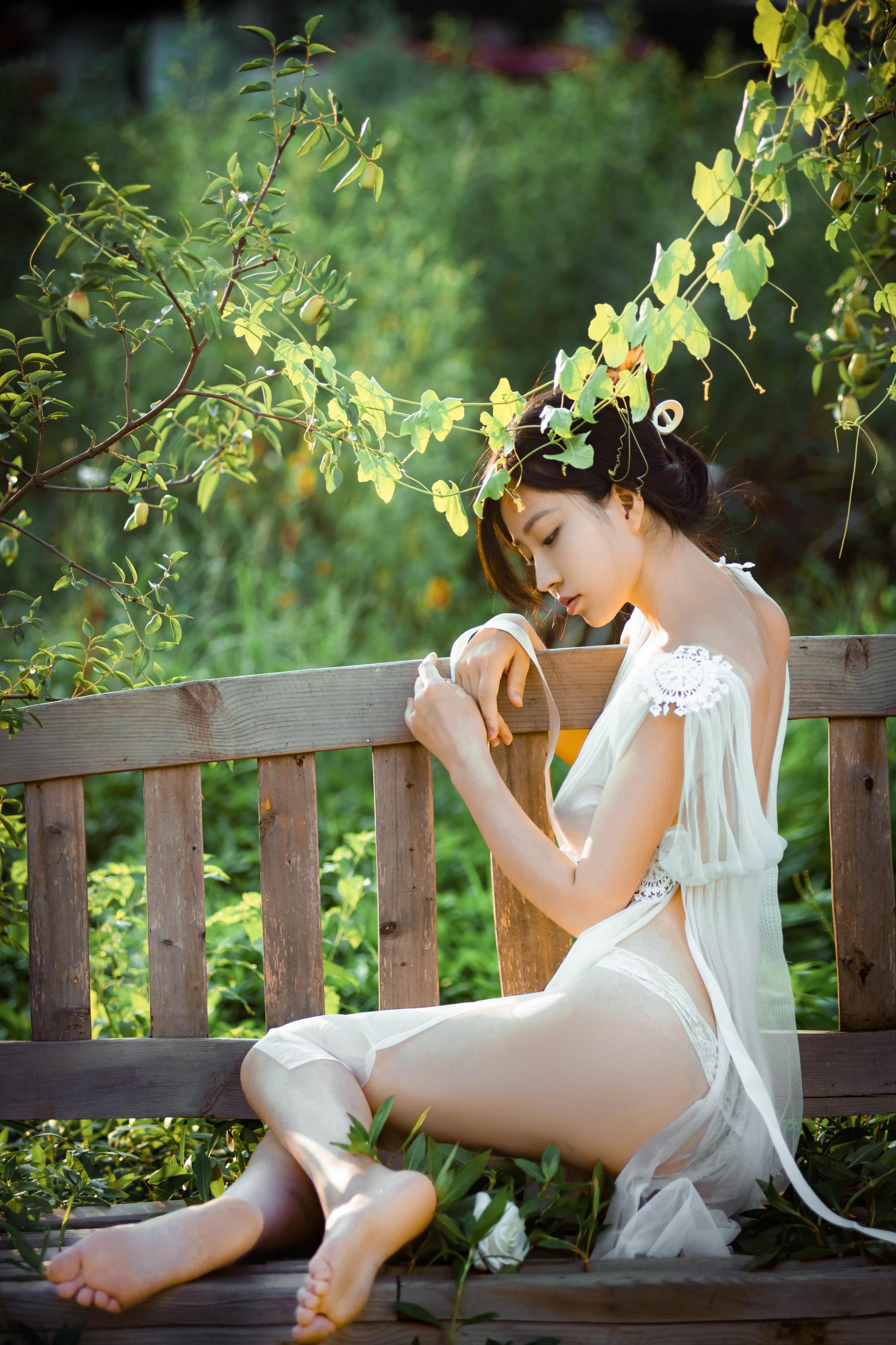 年年现代 - 神明之女，衣不蔽体薄纱长裙