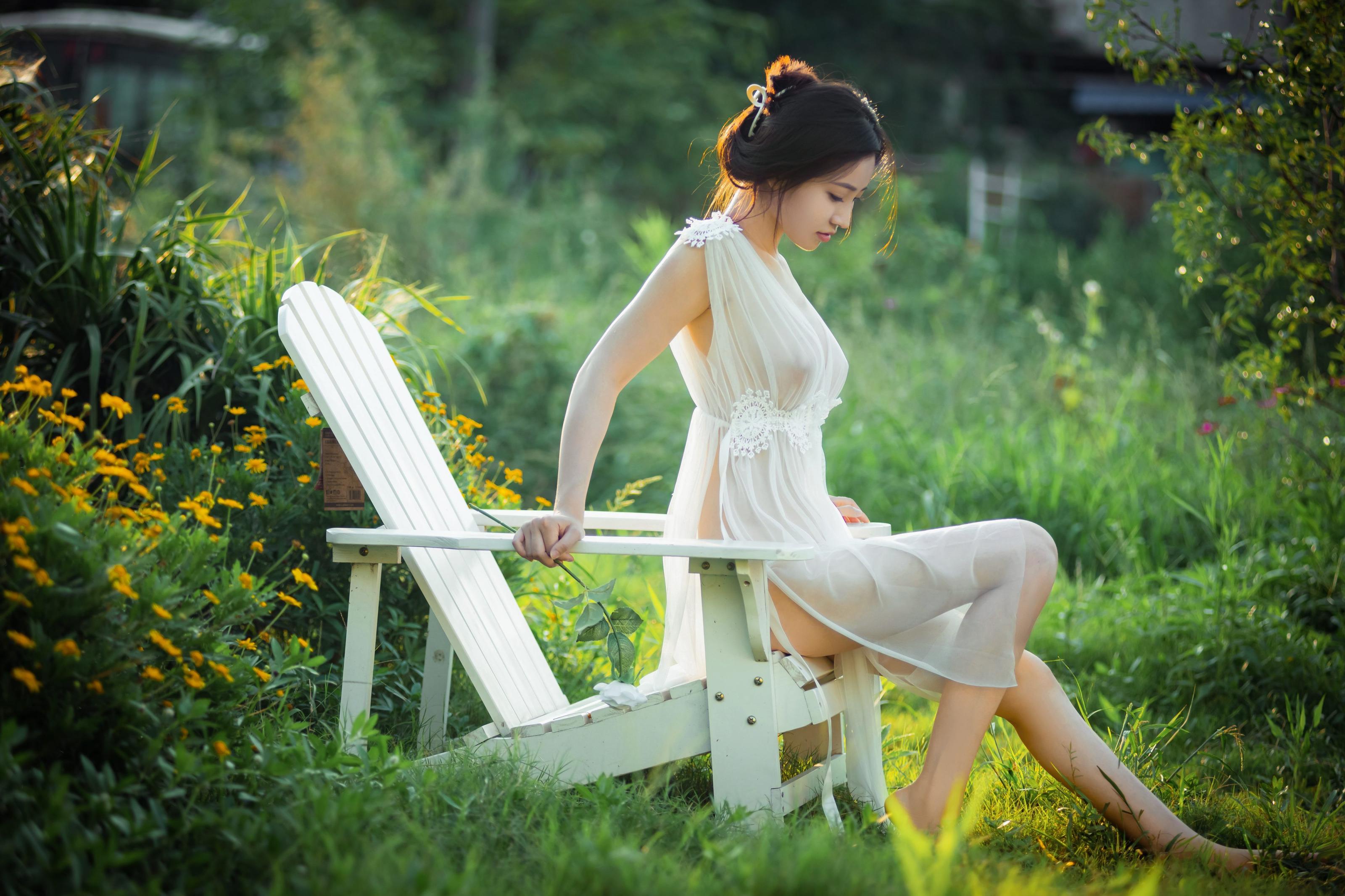 年年现代 - 神明之女，衣不蔽体薄纱长裙