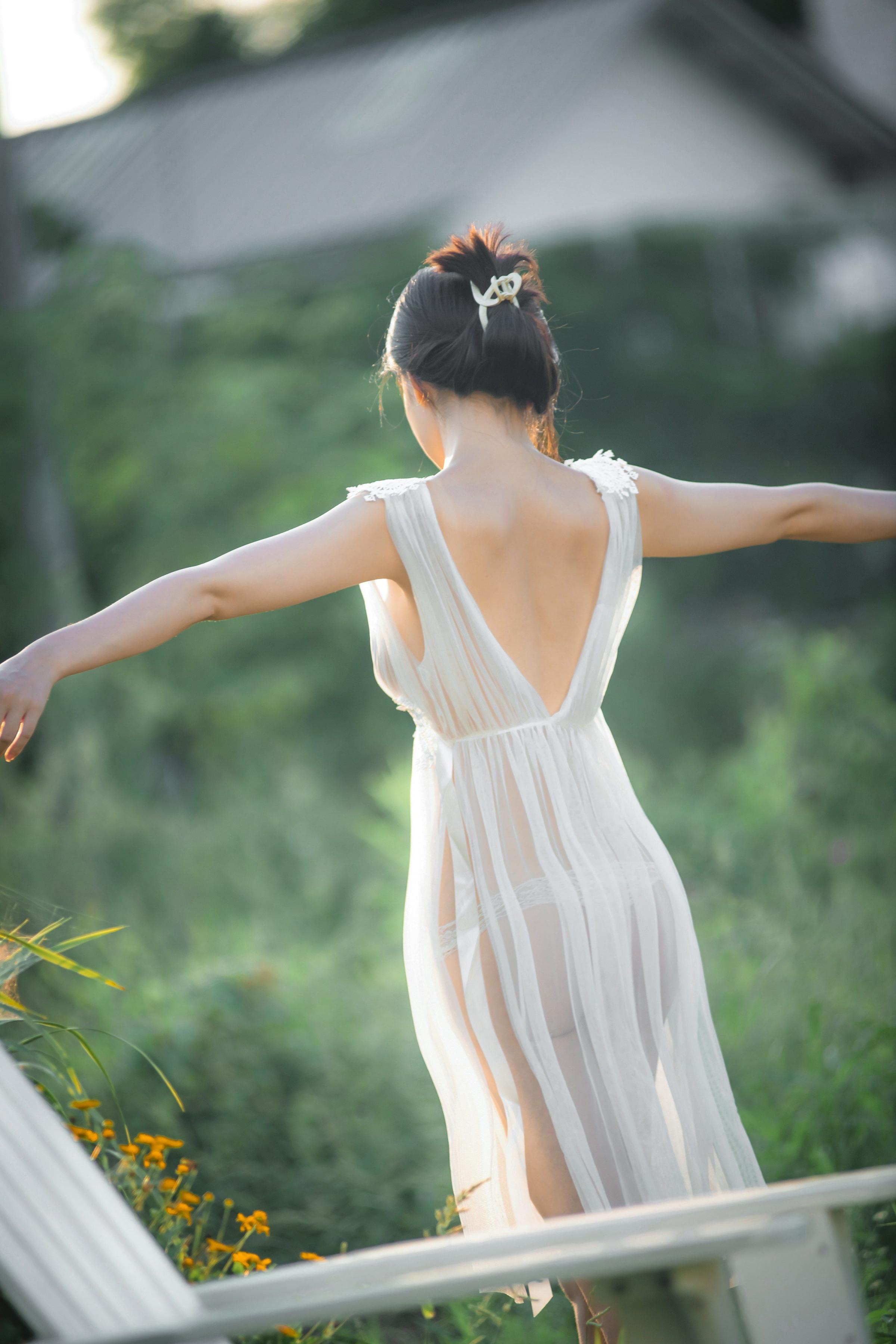 年年现代 - 神明之女，衣不蔽体薄纱长裙