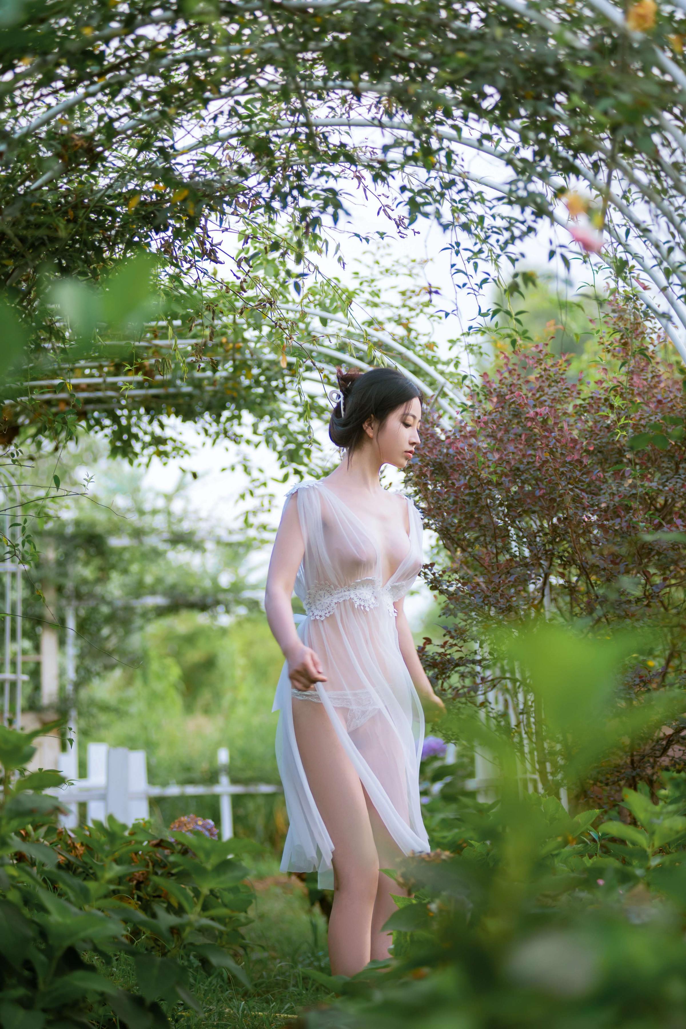 年年现代 - 神明之女，衣不蔽体薄纱长裙