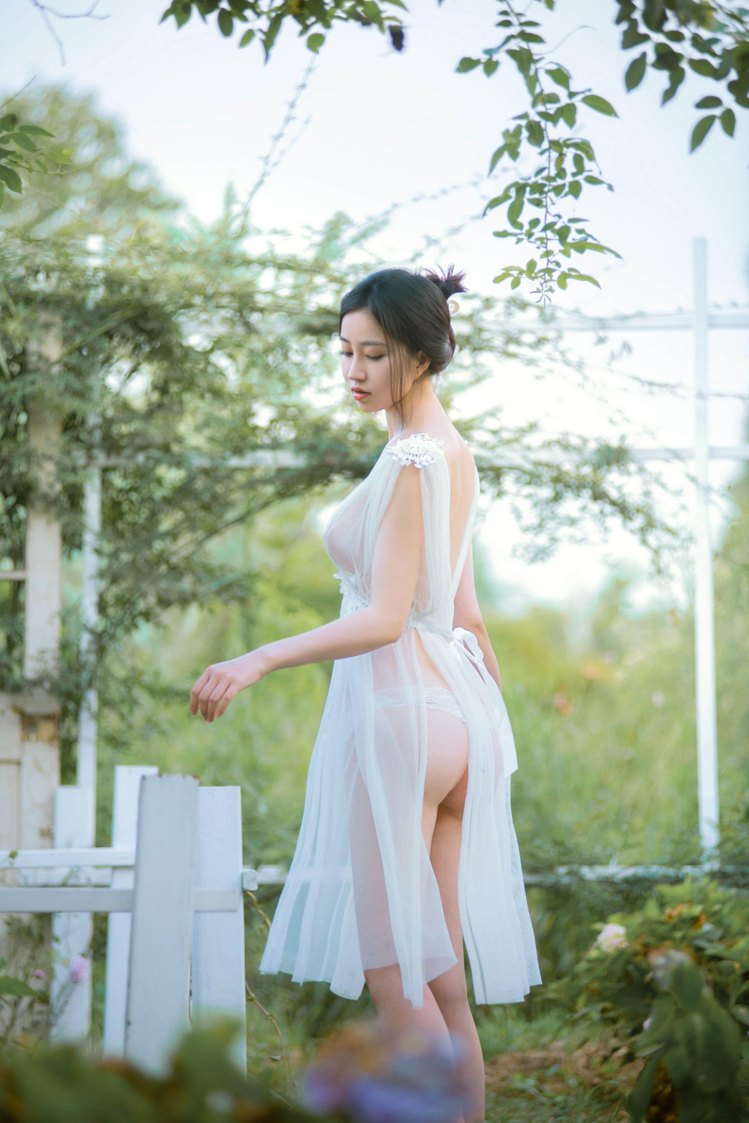 年年现代 - 神明之女，衣不蔽体薄纱长裙