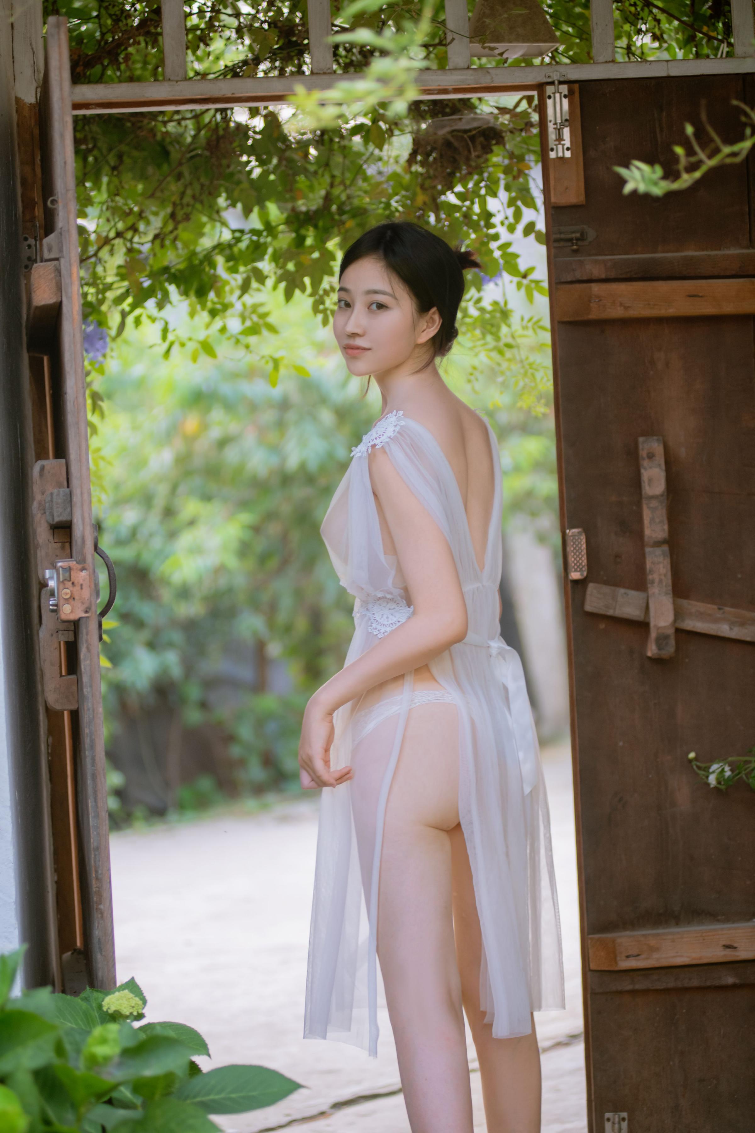 年年现代 - 神明之女，衣不蔽体薄纱长裙
