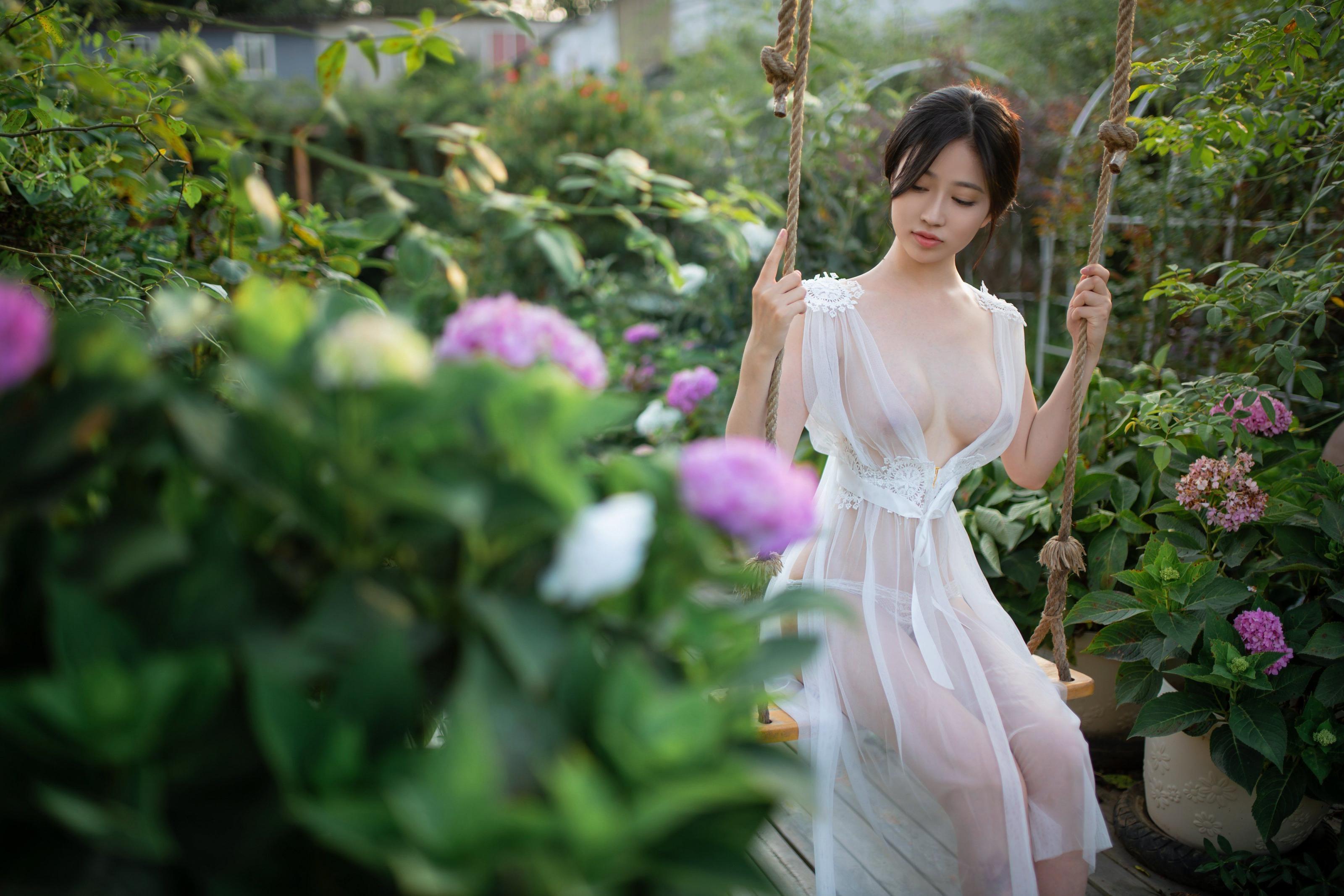 年年现代 - 神明之女，衣不蔽体薄纱长裙