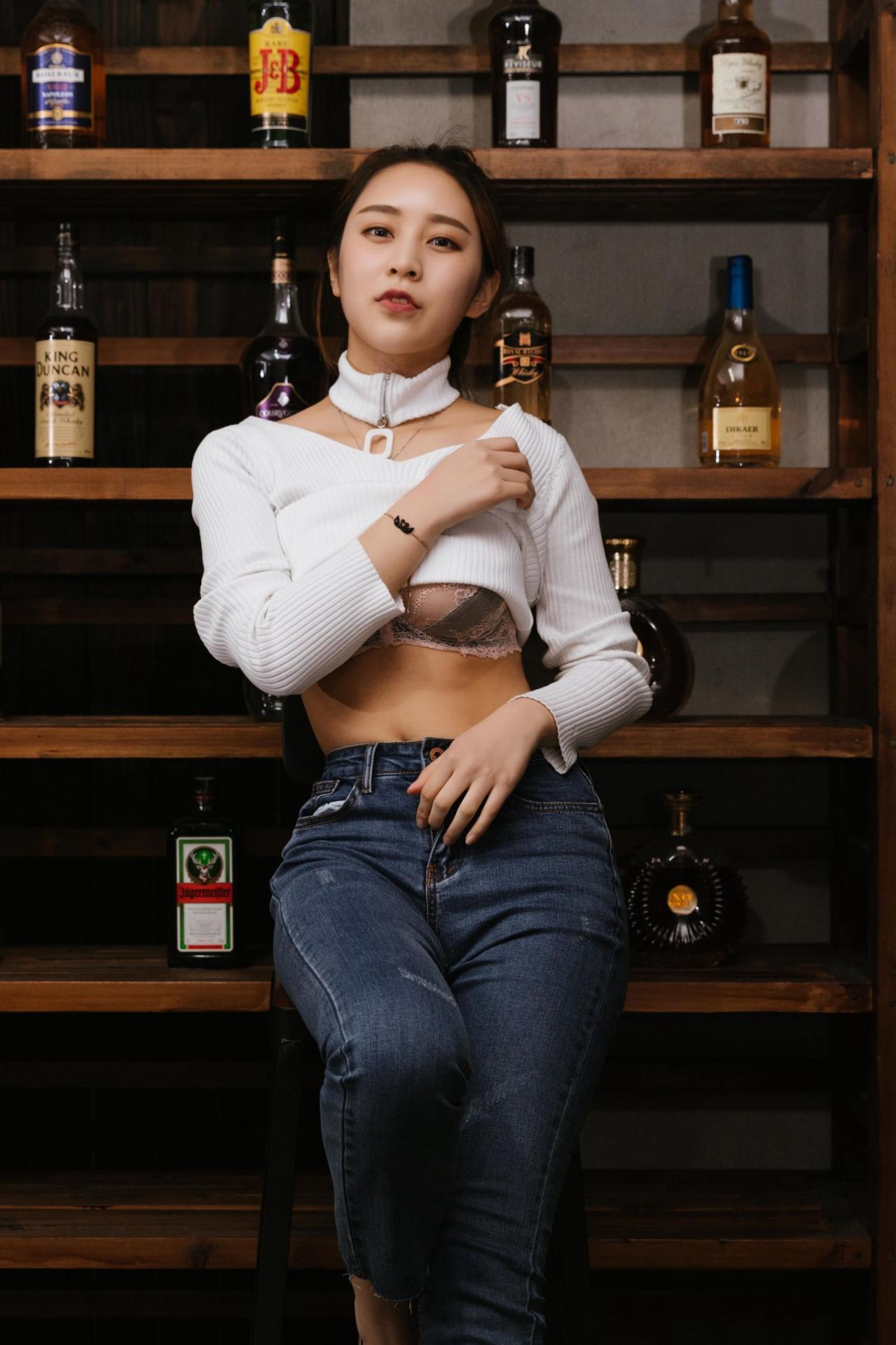 嫩模乔依琳表情很骚双人秀性爱抚摸姿势