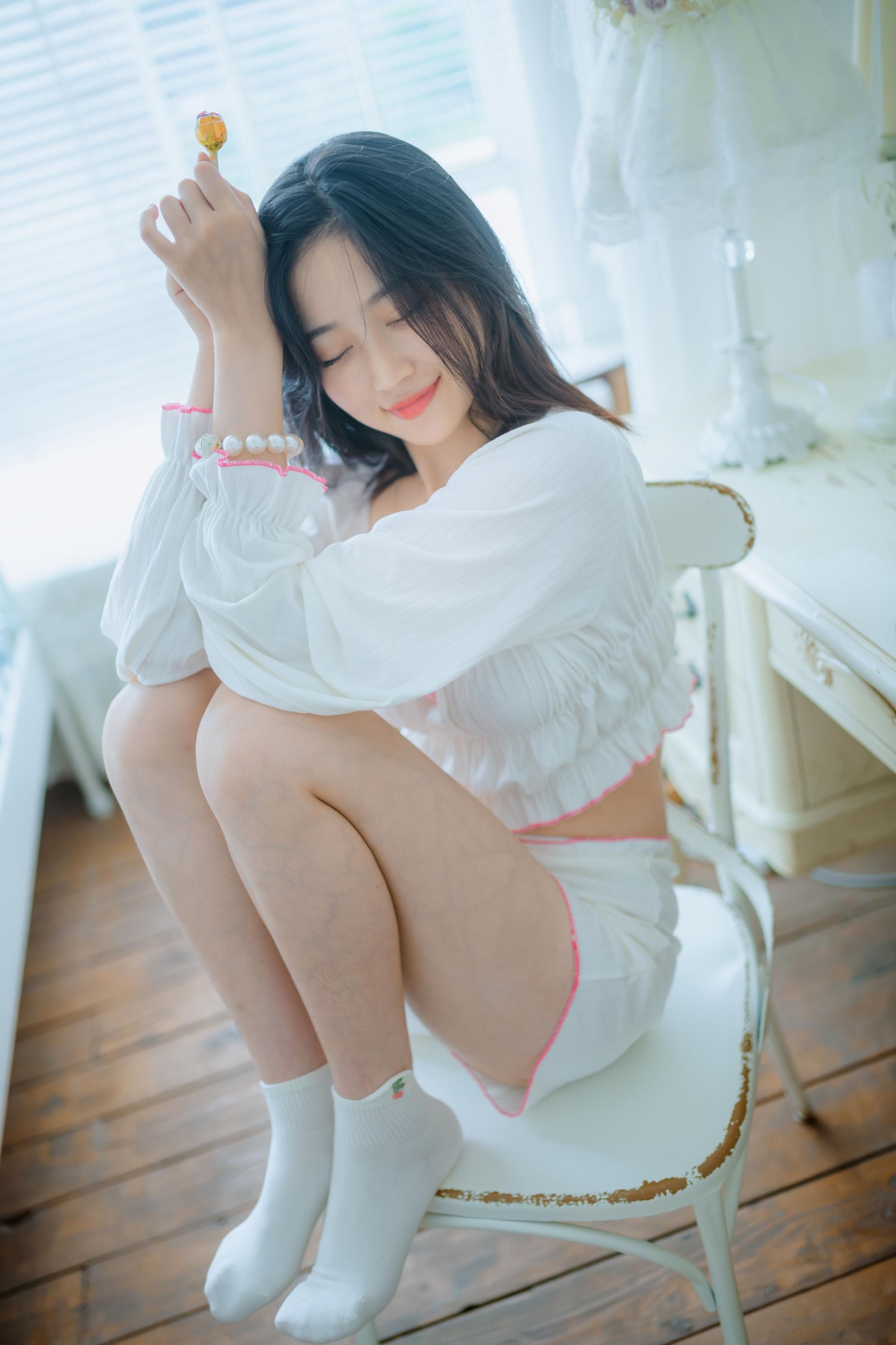 年年少女 - 棒棒糖少女，我也喜欢吃棒棒糖