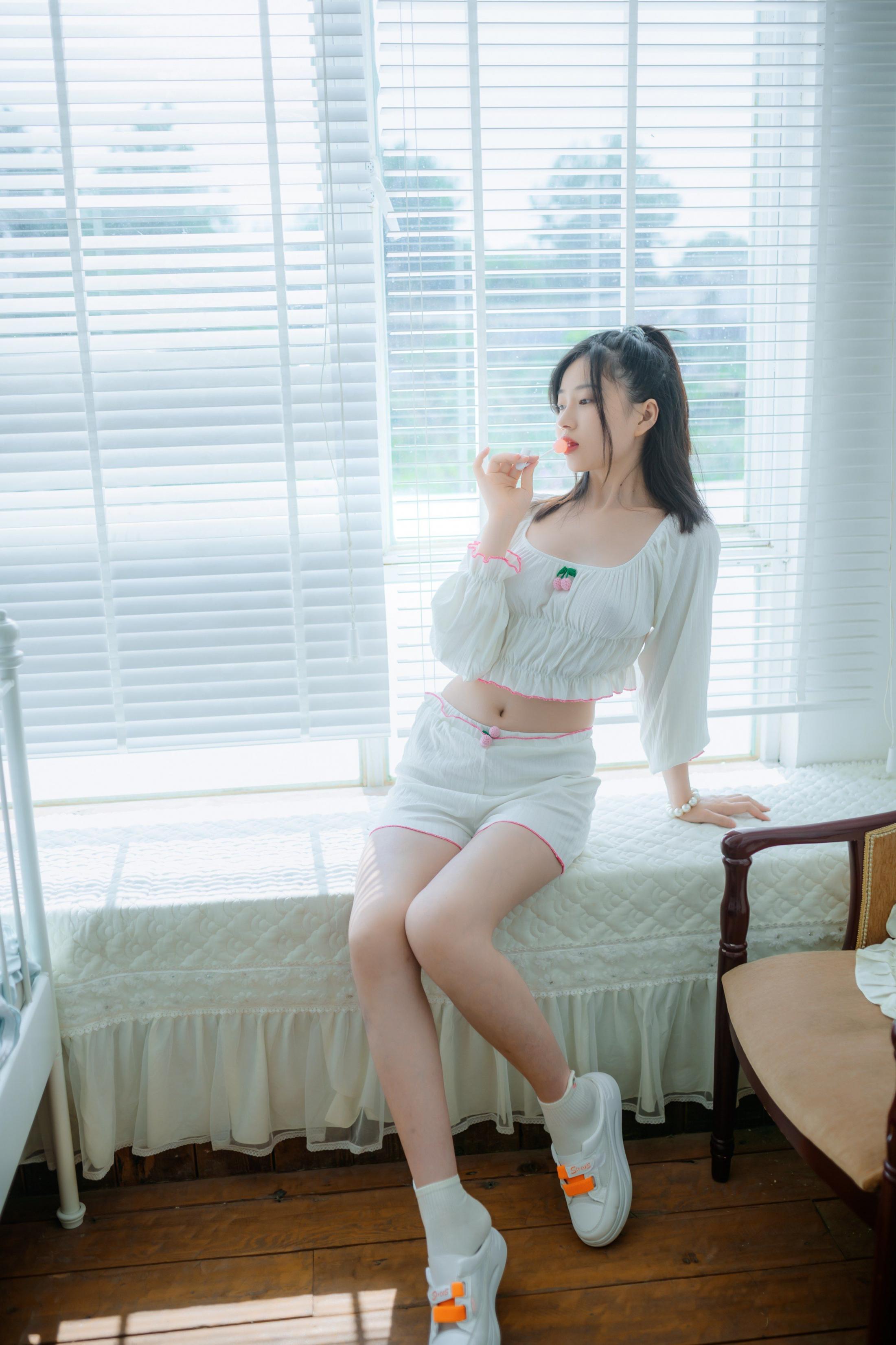 年年少女 - 棒棒糖少女，我也喜欢吃棒棒糖