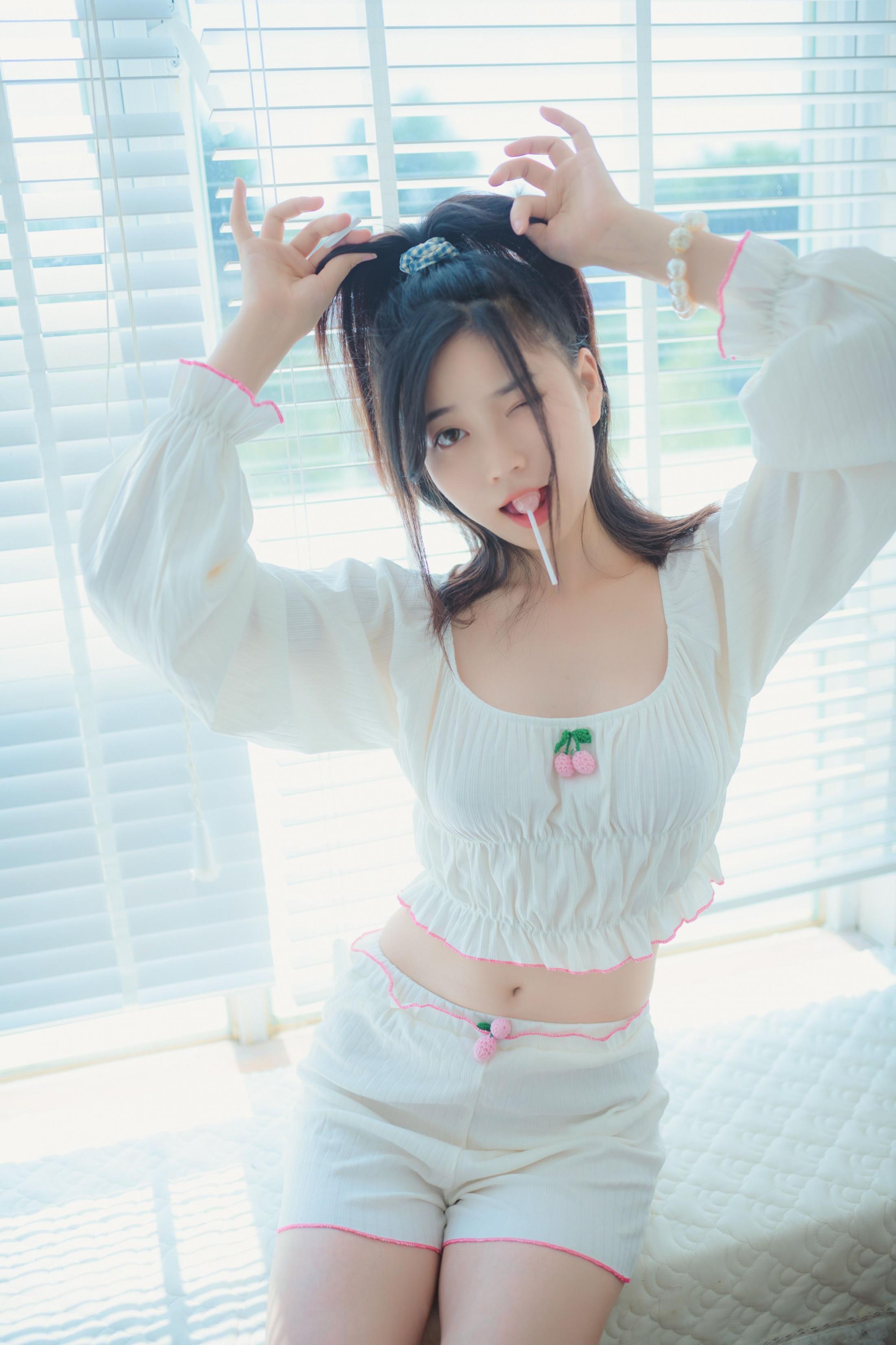 年年少女 - 棒棒糖少女，我也喜欢吃棒棒糖