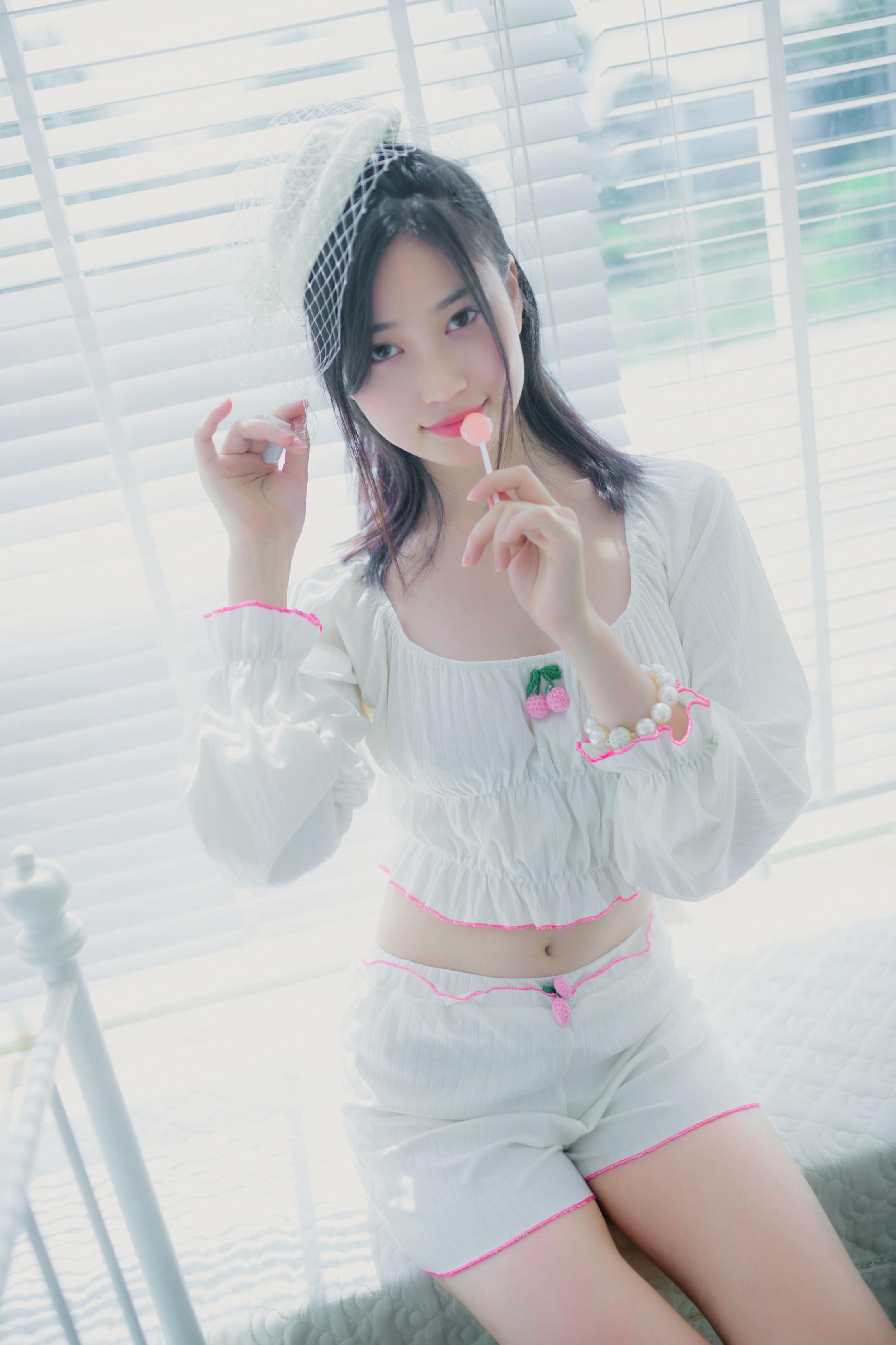年年少女 - 棒棒糖少女，我也喜欢吃棒棒糖
