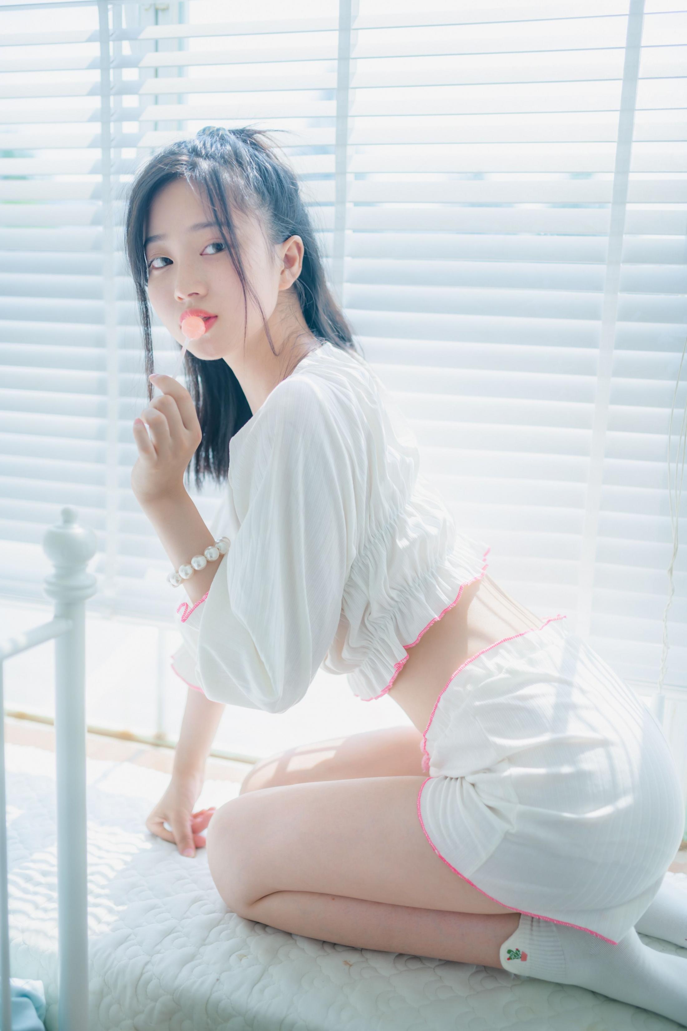 年年少女 - 棒棒糖少女，我也喜欢吃棒棒糖