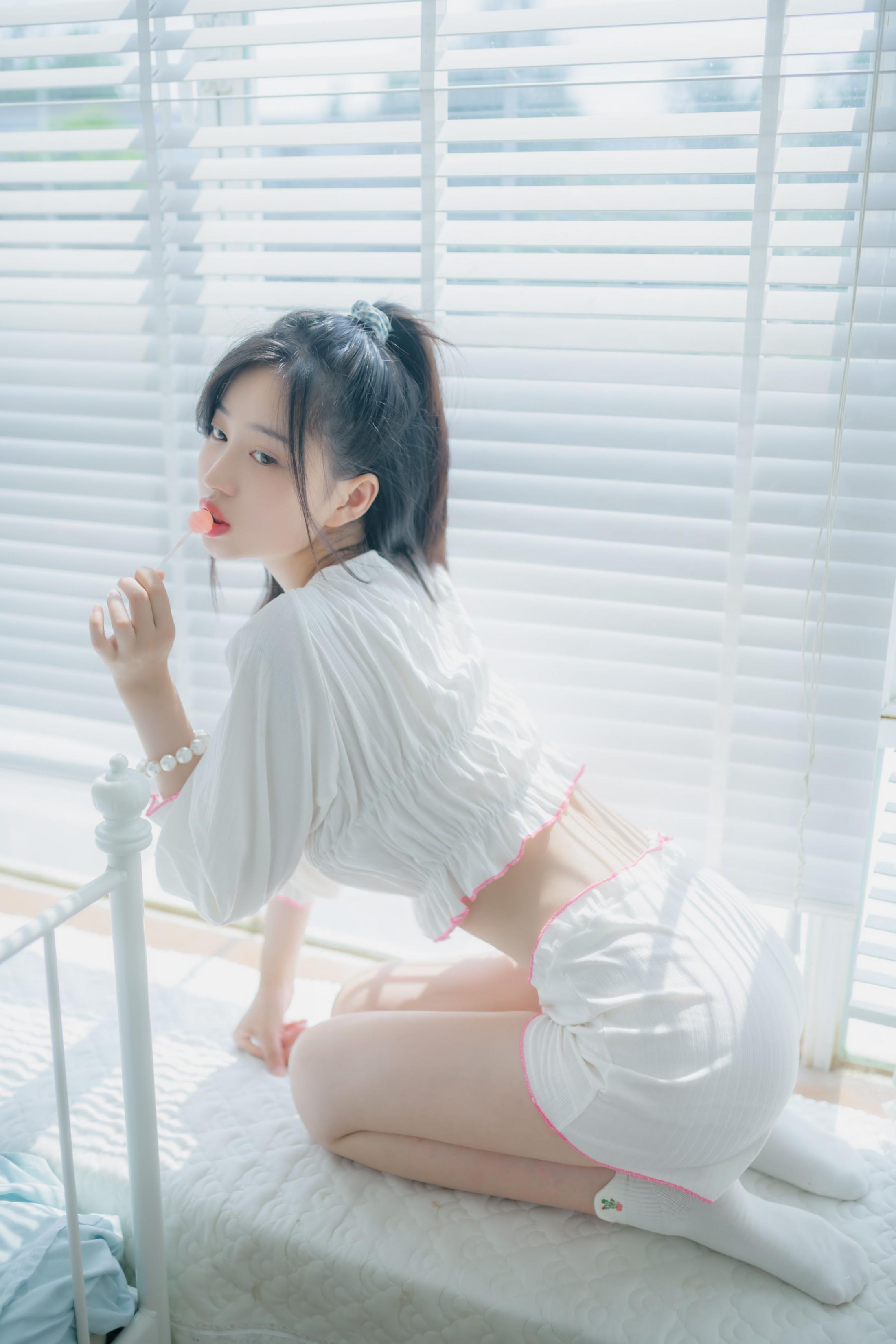 年年少女 - 棒棒糖少女，我也喜欢吃棒棒糖