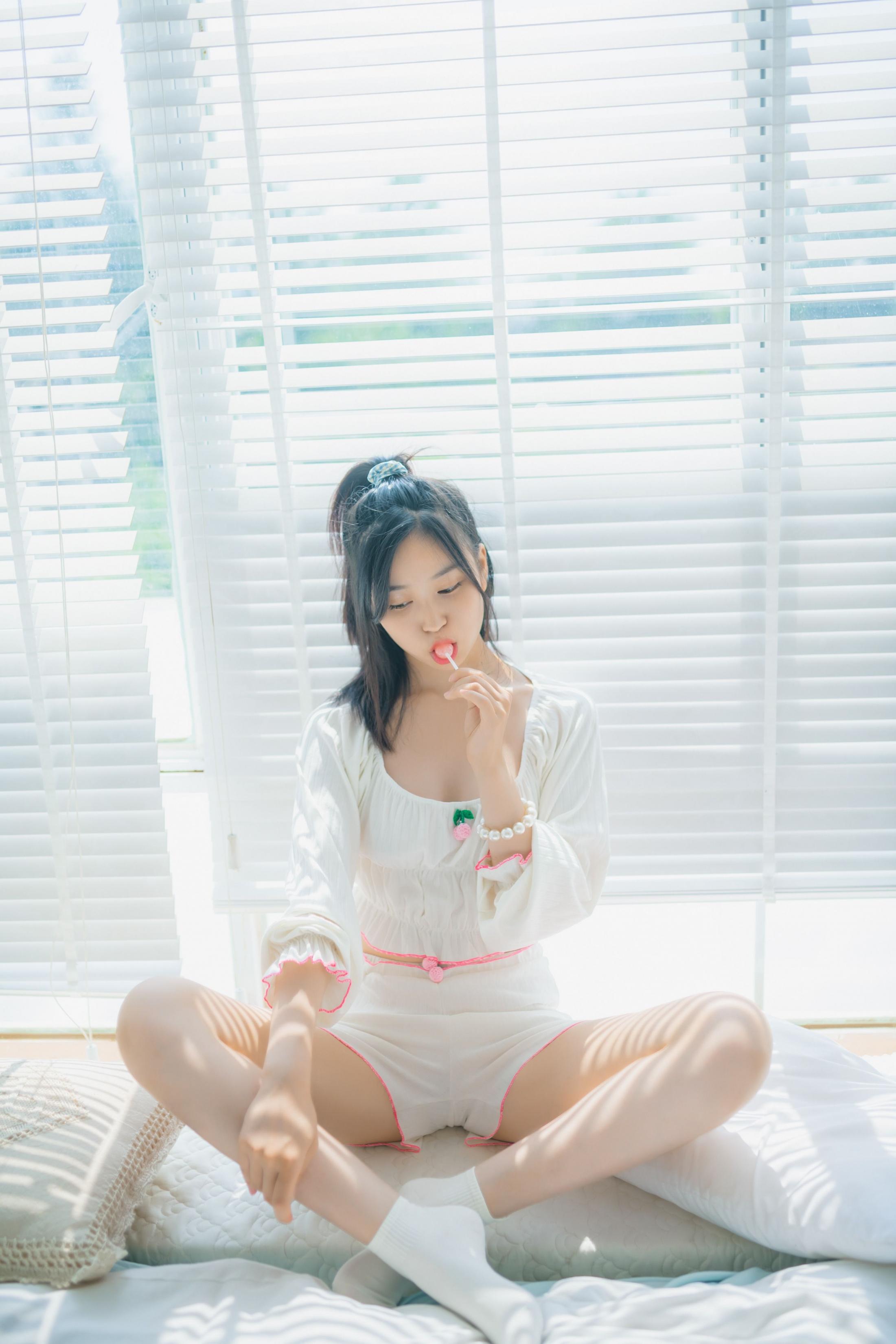 年年少女 - 棒棒糖少女，我也喜欢吃棒棒糖