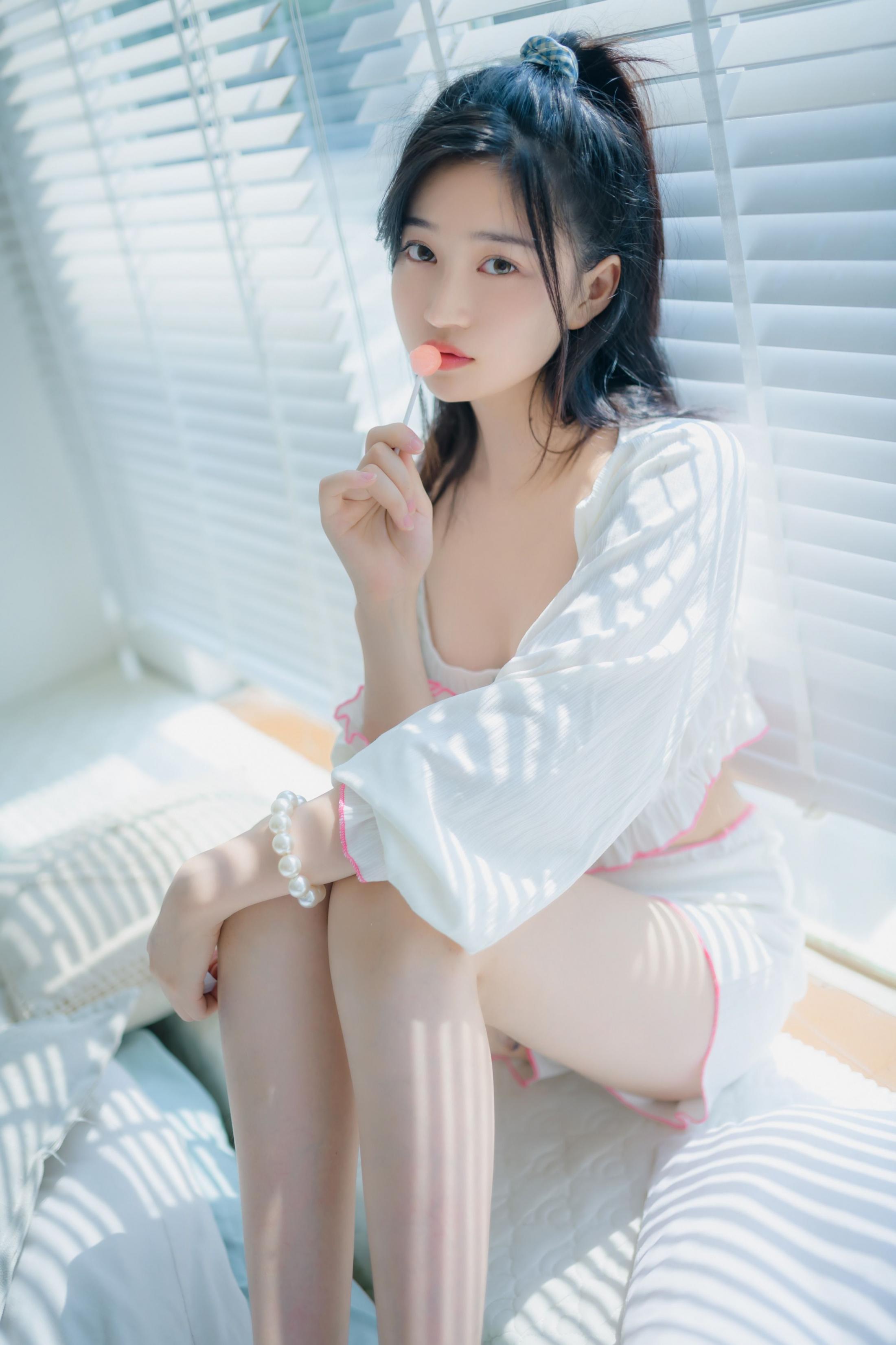 年年少女 - 棒棒糖少女，我也喜欢吃棒棒糖