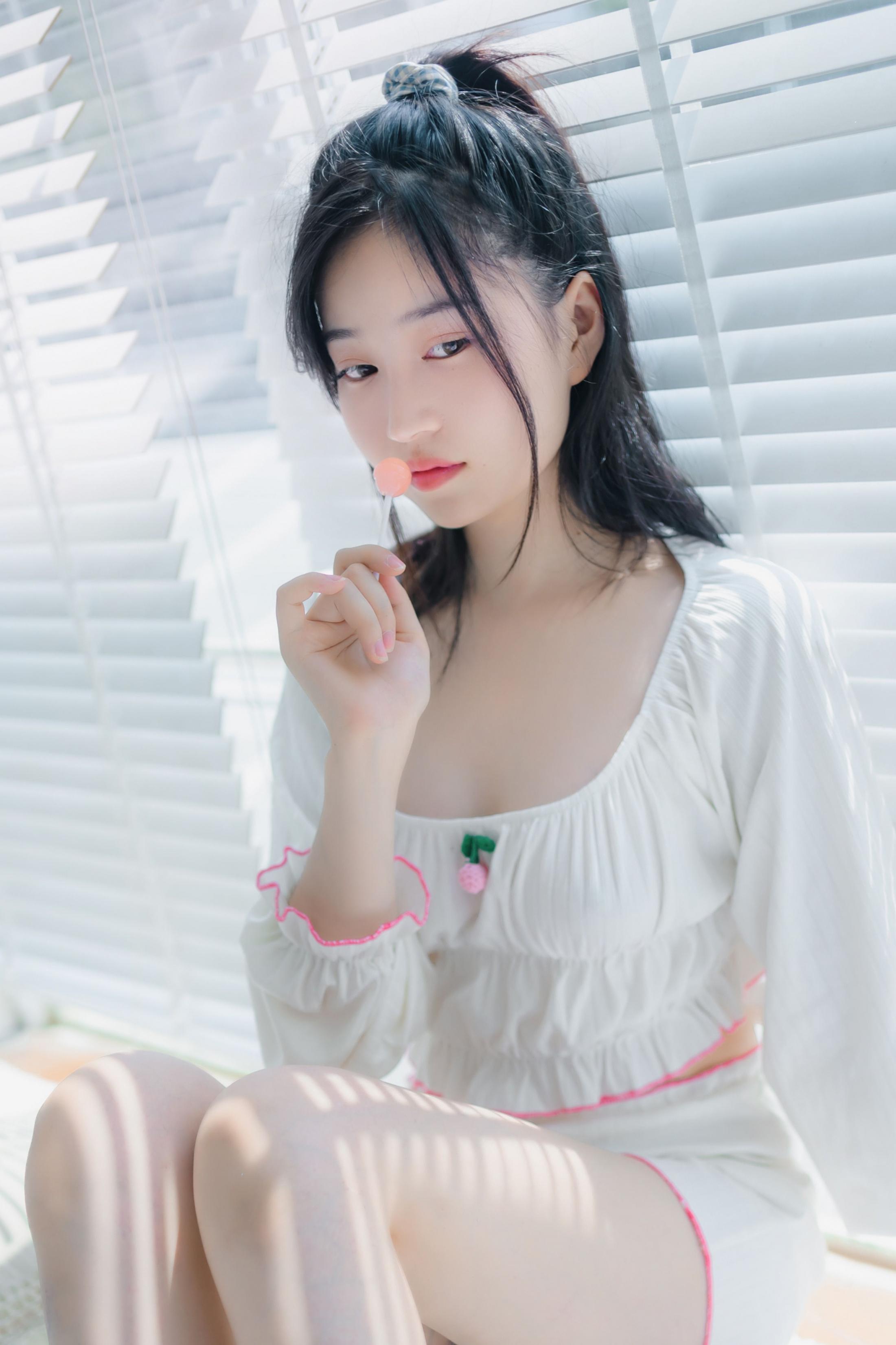 年年少女 - 棒棒糖少女，我也喜欢吃棒棒糖