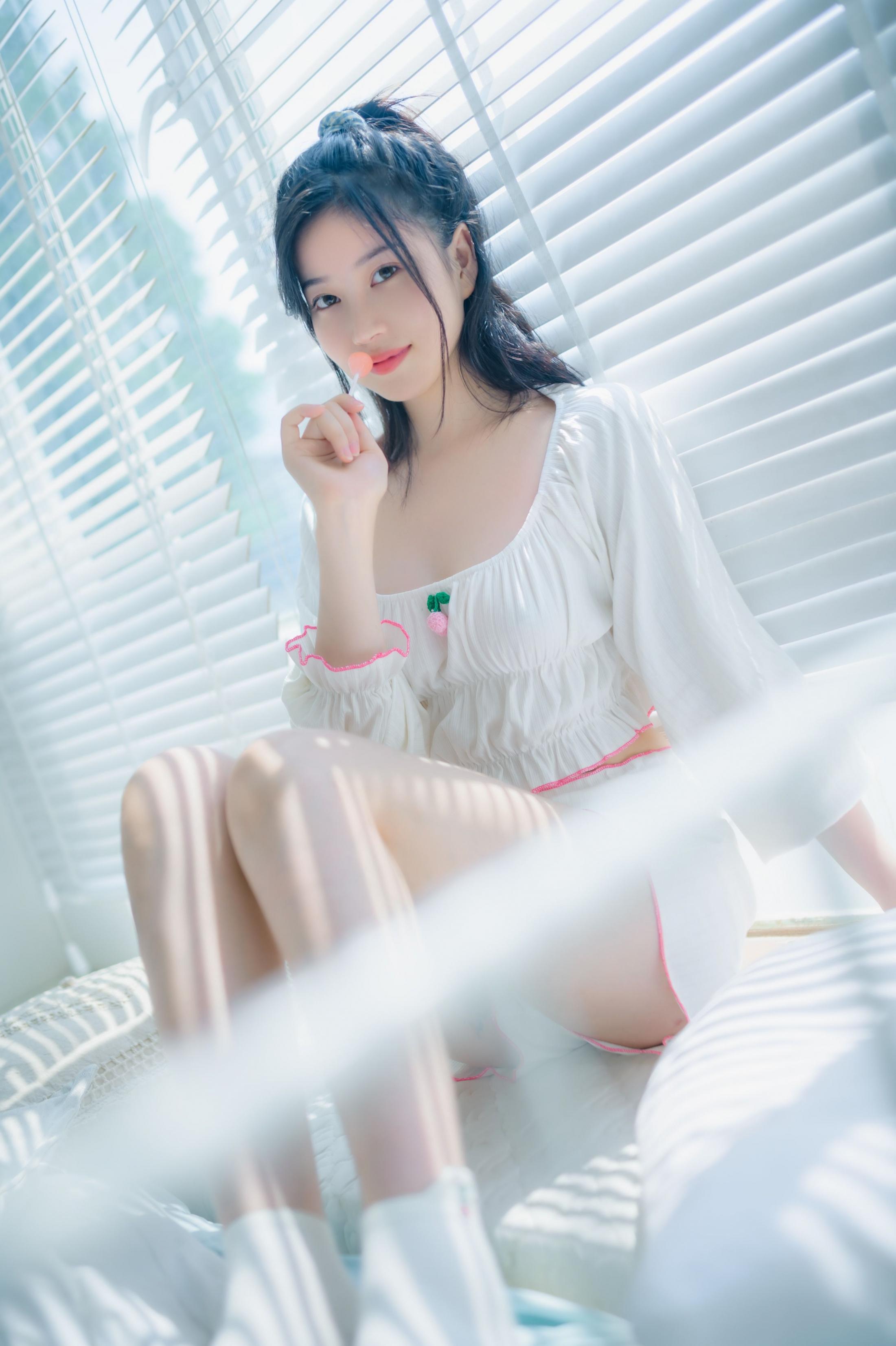 年年少女 - 棒棒糖少女，我也喜欢吃棒棒糖