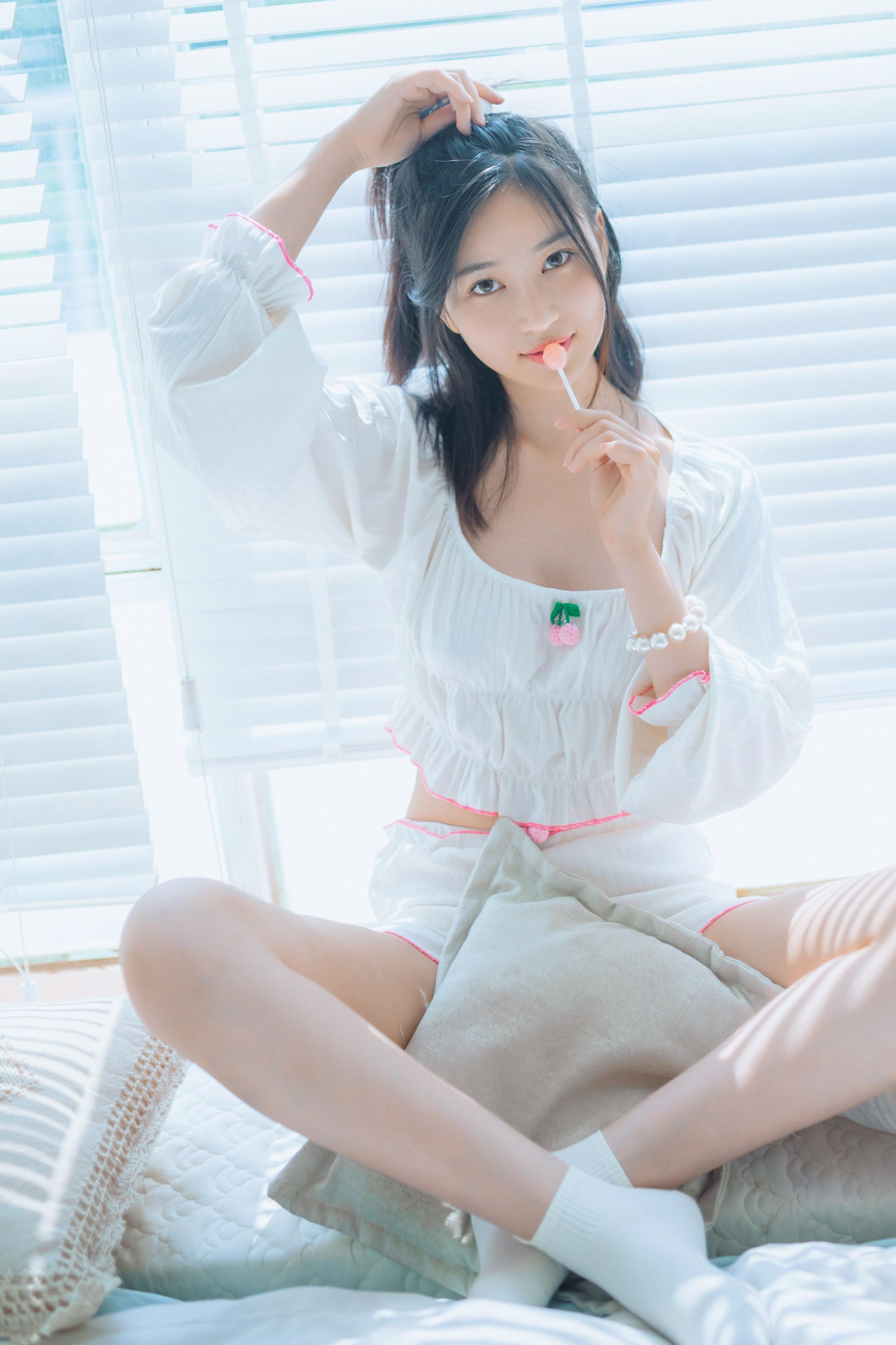 年年少女 - 棒棒糖少女，我也喜欢吃棒棒糖