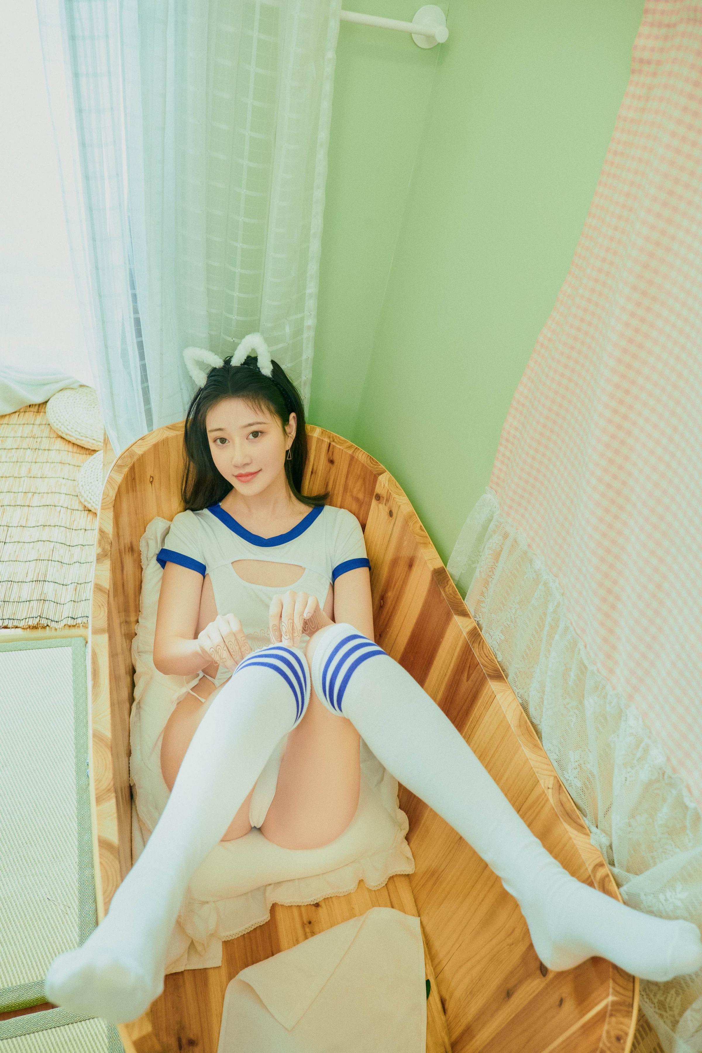 年年少女 - 喵系少女，天真可爱露体泳衣